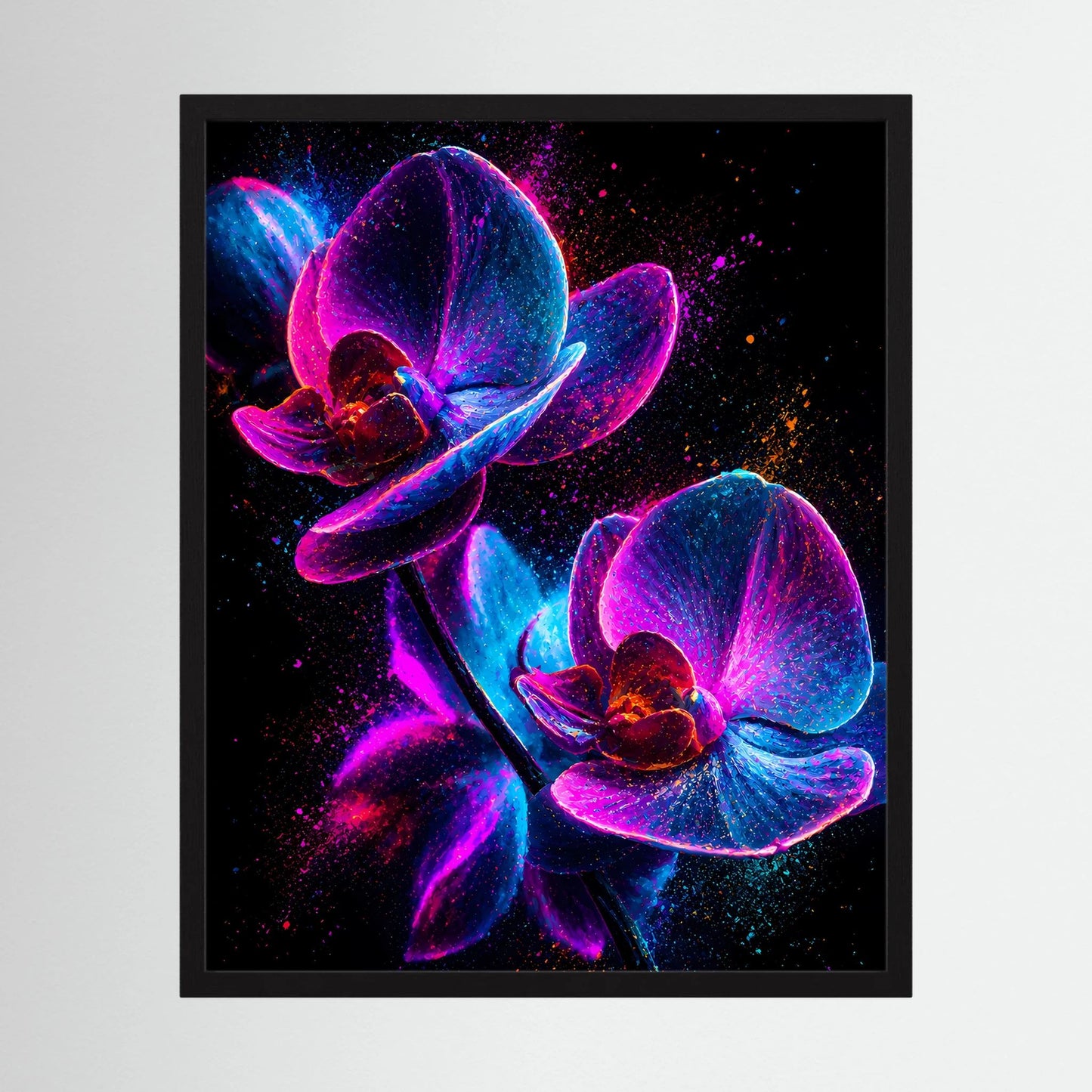 Gerahmtes leuchtendes Orchideen-Blumenposter im Hochformat mit pink-blauen Blüten auf schwarzem Grund