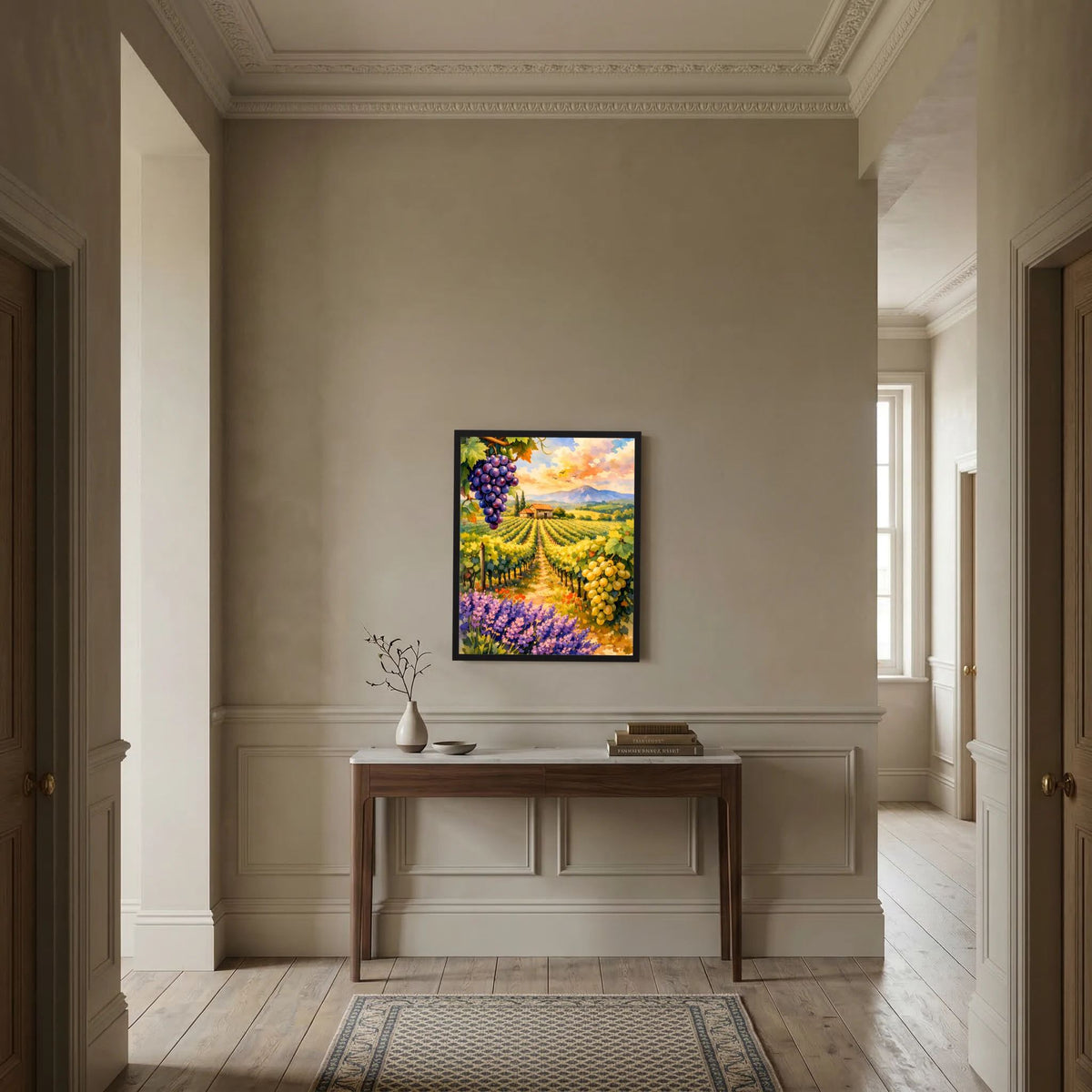 Hochformat-Poster im schwarzen Rahmen im Flur: Weinberg mit Trauben und Lavendelblüten
