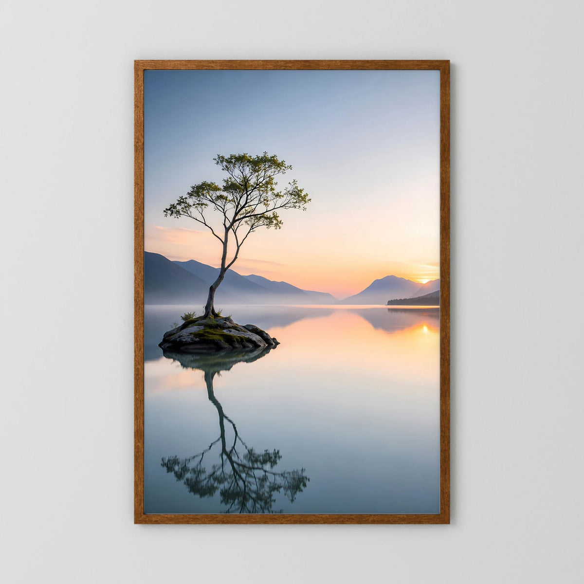 Poster Hochformat: Baum auf Felsinsel im ruhigen Bergsee, Sonnenuntergang, brauner Holzrahmen