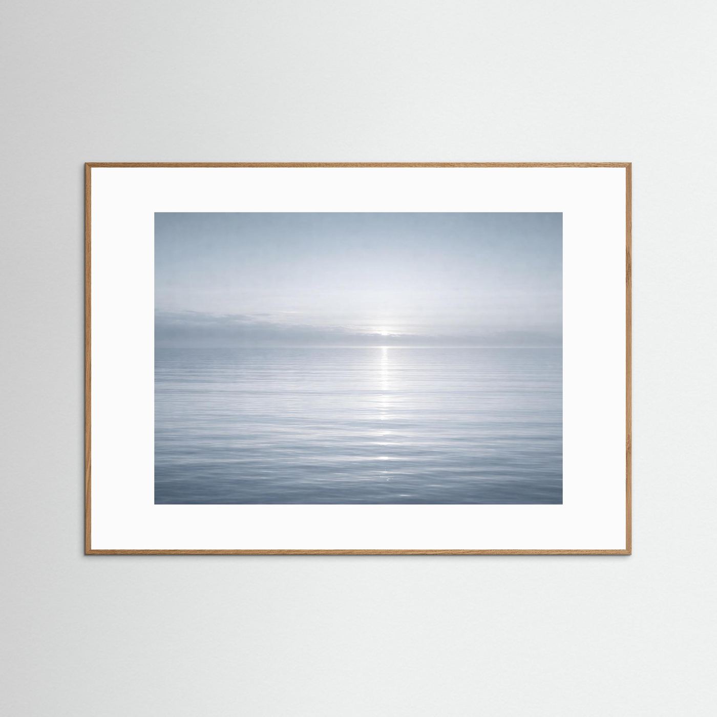 Querformatiges Meer-Horizont-Poster mit Nebel, helle Eichenholzrahmung