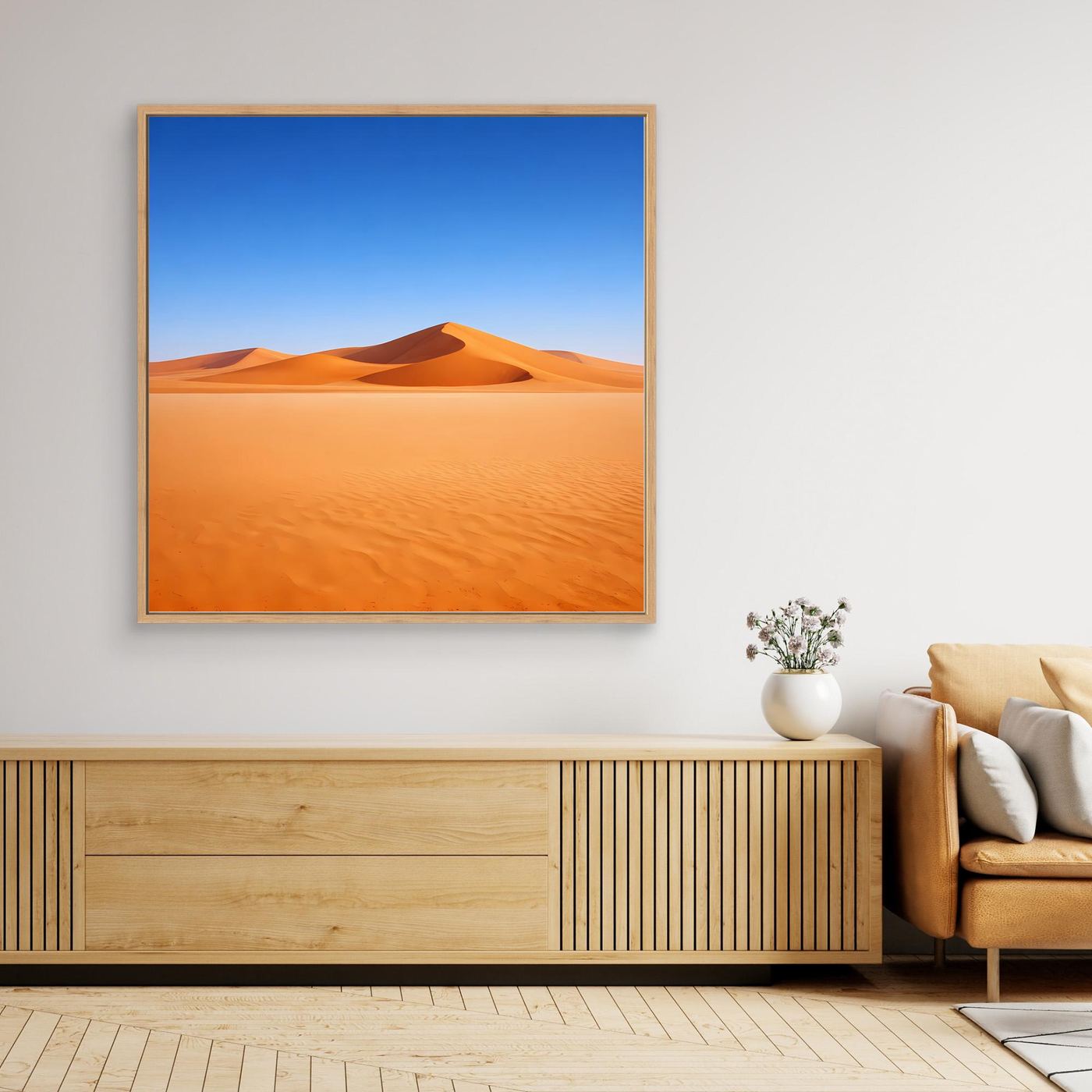 Leinwandbild mit Sanddünen im braunen Rahmen, blauem Himmel und orangefarbenen Dünen.
