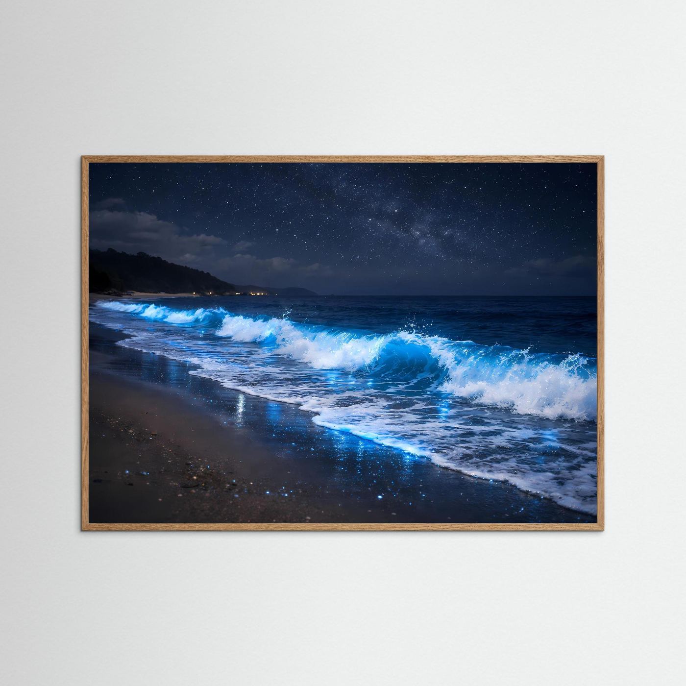 Poster mit Nachtstrand und blau leuchtenden Wellen im braunen Holzrahmen, Querformat