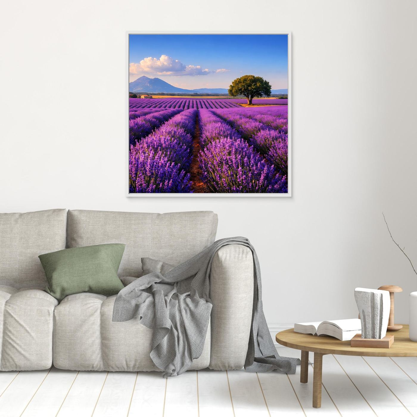 Quadratisches Wandbild: Lavendelfeld mit Baum in der Mitte, Berge und blauer Himmel