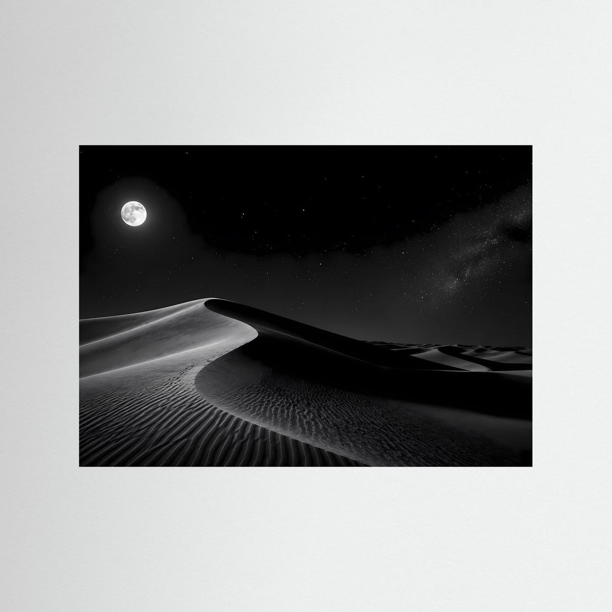 Querformat-Poster mit Schwarz-Weiß-Wüstenmotiv, hellem Mondlicht über Sanddünen