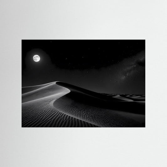 Querformat-Poster mit Schwarz-Weiß-Wüstenmotiv, hellem Mondlicht über Sanddünen