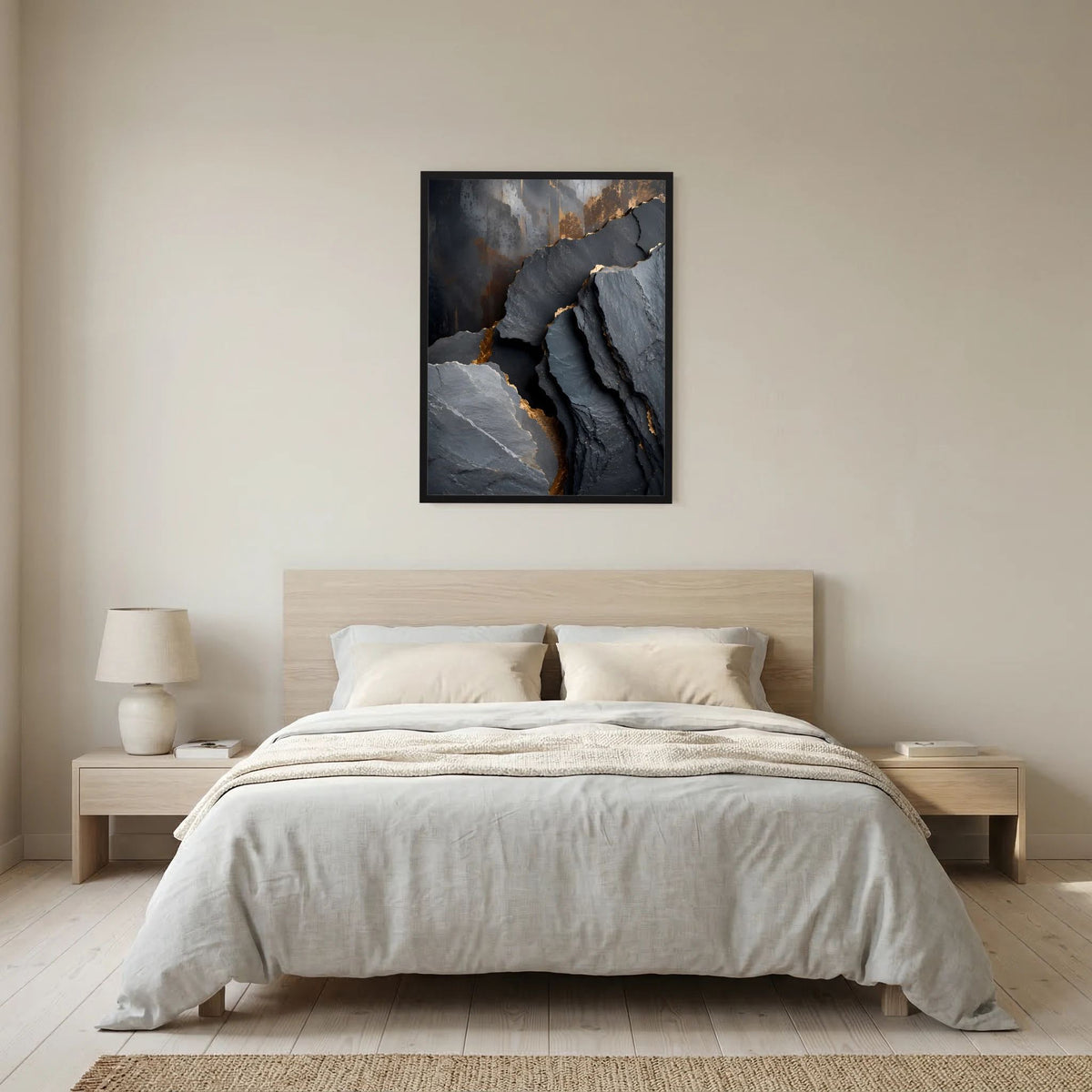 Hochformat-Poster mit abstrakten Steinstrukturen in Schwarz und Gold, im schwarzen Rahmen
