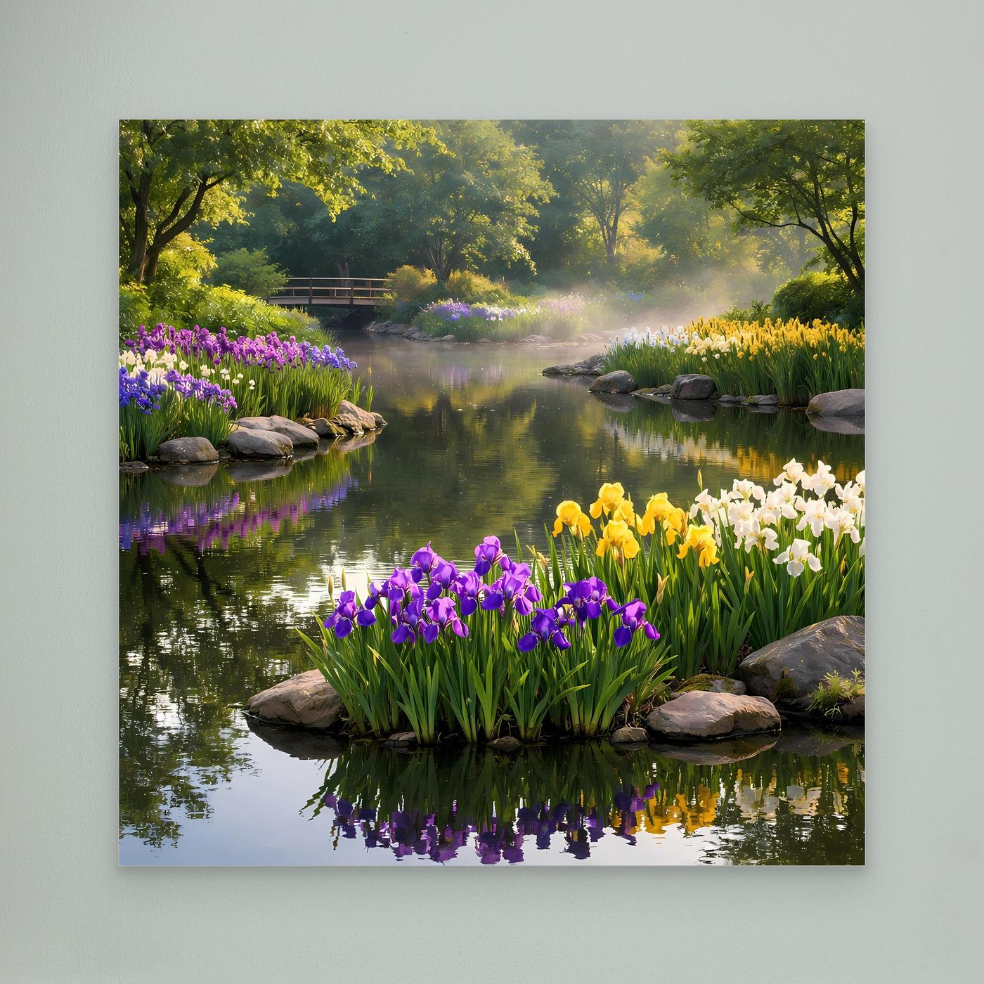 Leinwandbild Irisgarten am Teich mit lila, gelben und weißen Blüten, Steinen und Spiegelung.
