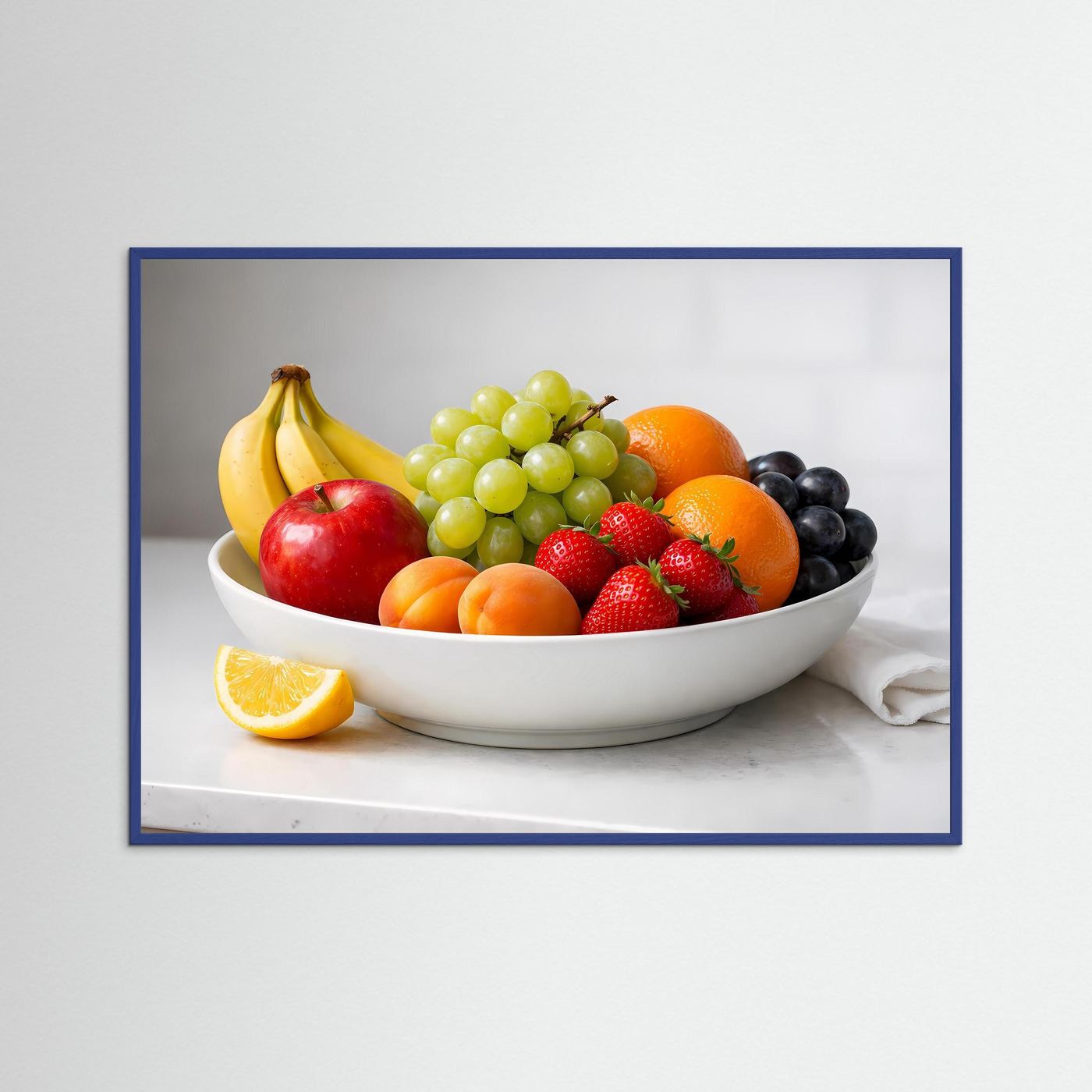 Obststillleben-Poster im Querformat: weiße Schüssel mit Früchten, blauer Holzrahmen.