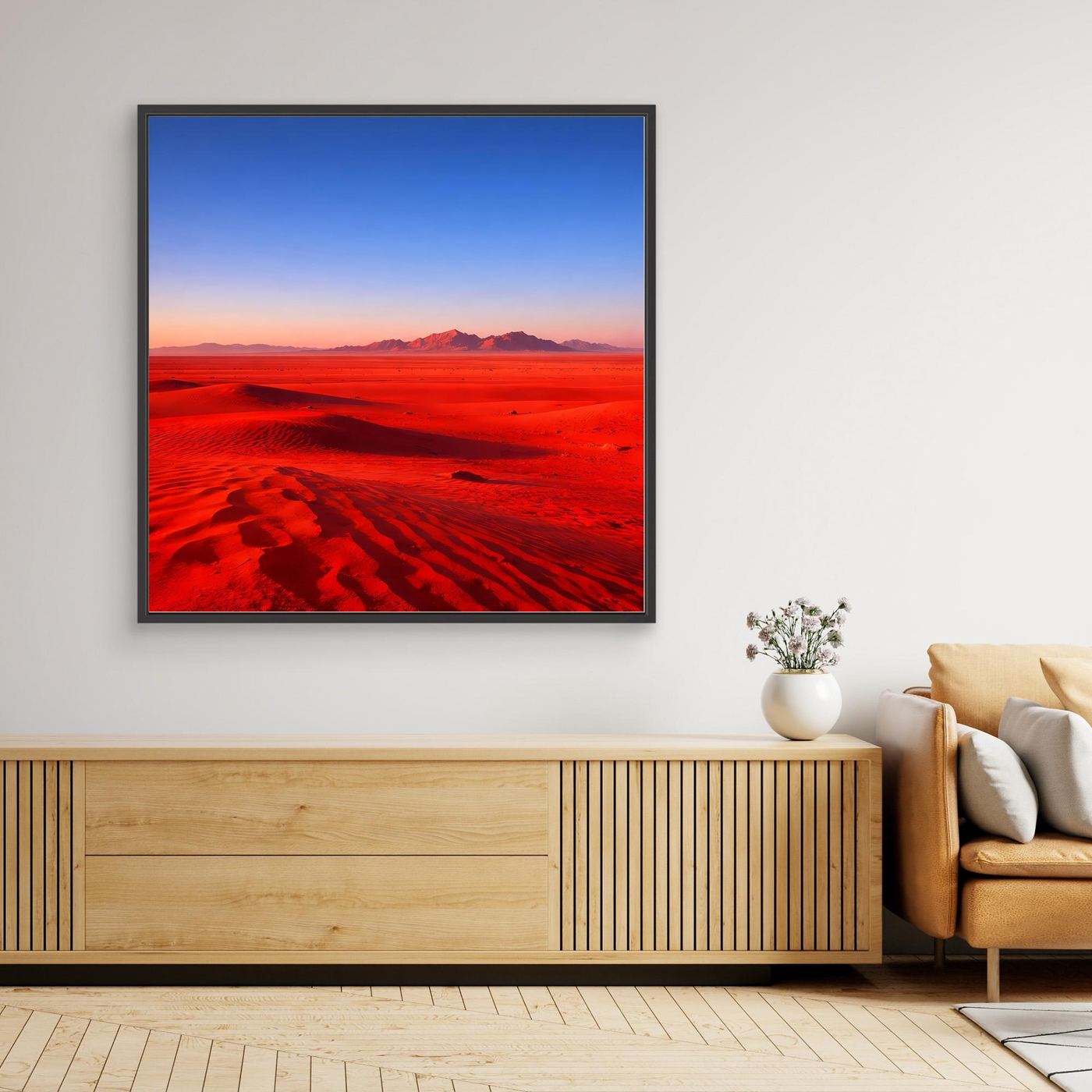 Gerahmtes Leinwandbild mit roter Wüste und Dünen, dunkelblauer Himmel, schwarzer Rahmen