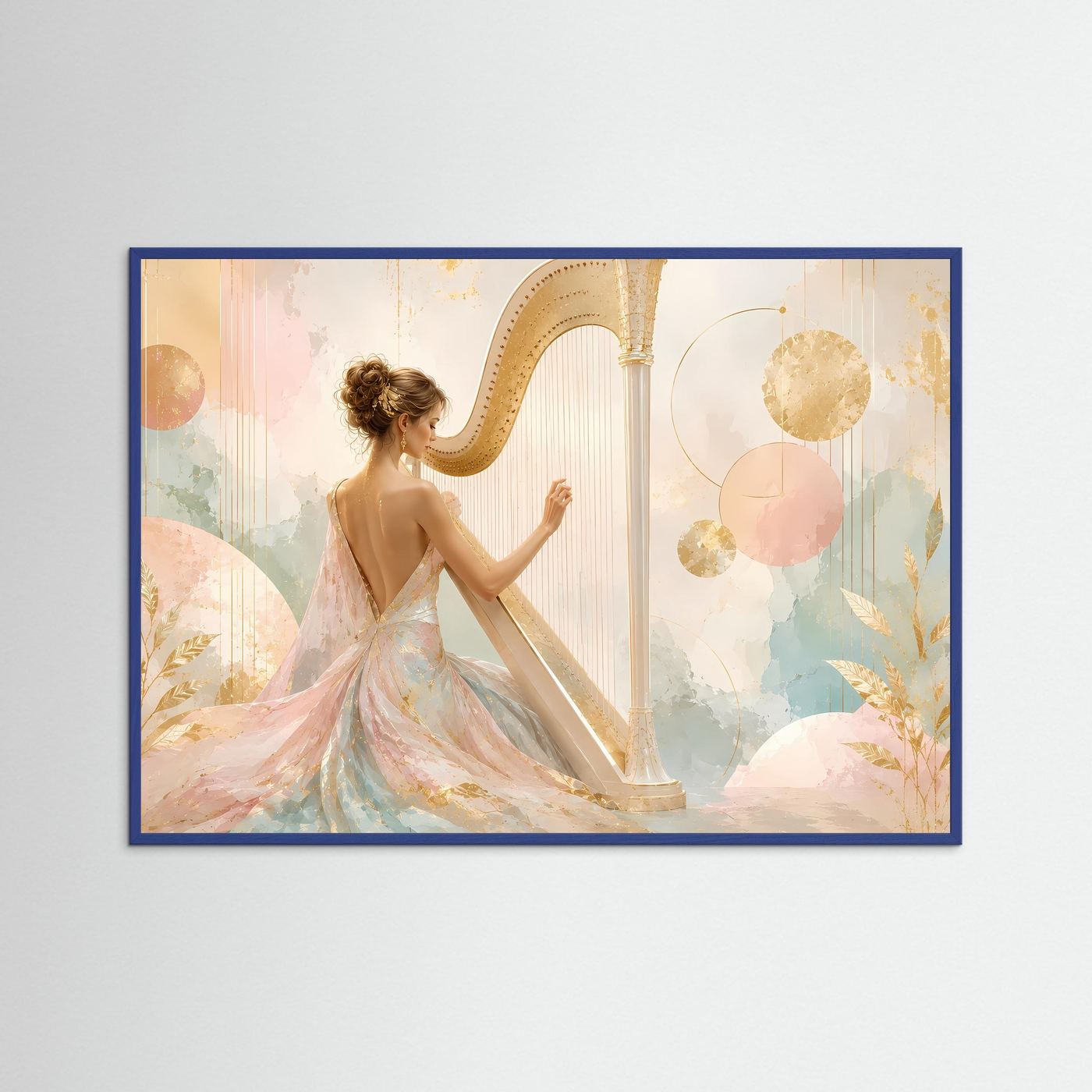 Querformatiger Kunstdruck: Harfenistin im Pastellkleid mit Harfe, blauer Holzrahmen