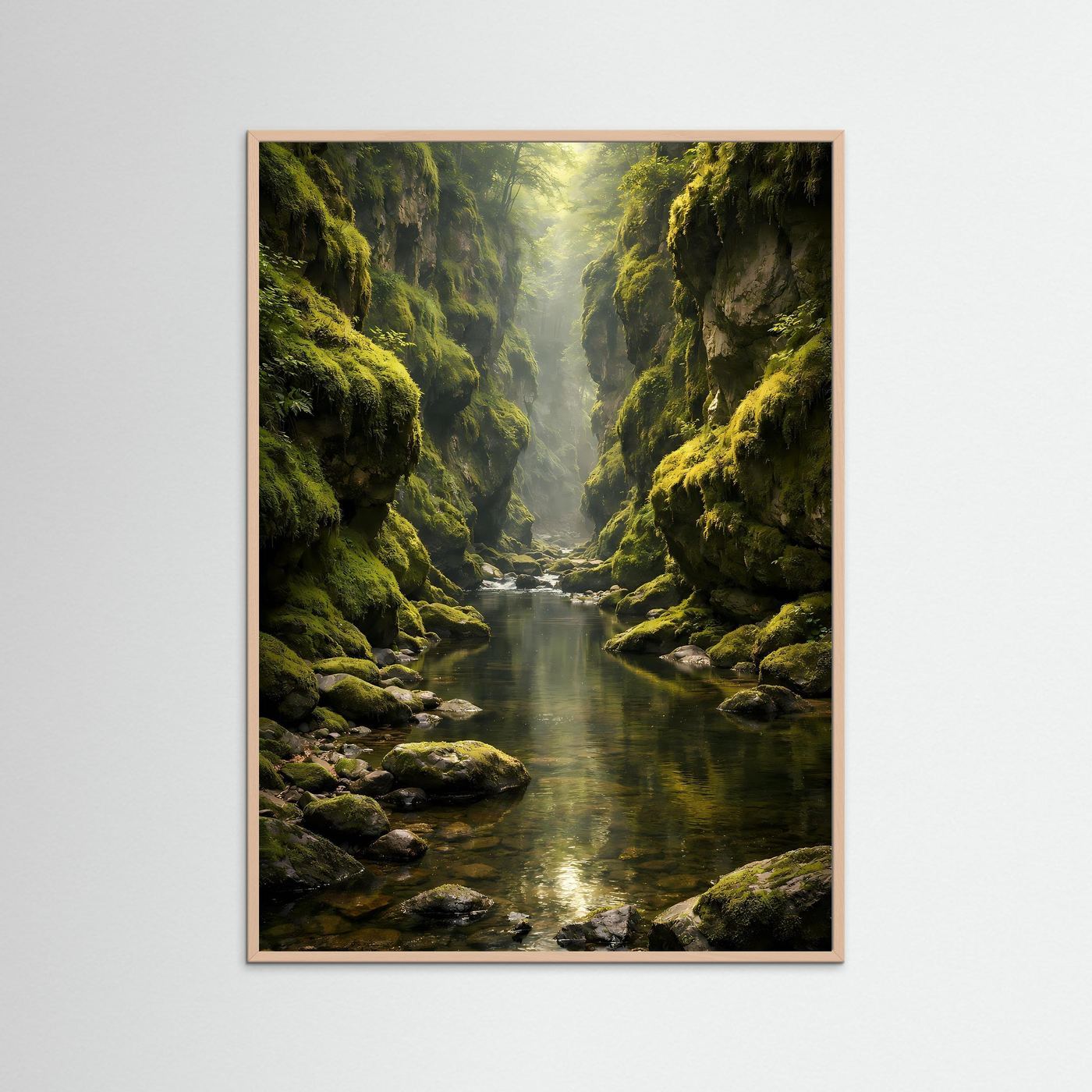 Canyon-Poster im Hochformat mit braunem Rahmen: moosige Felswände, Fluss, Sonnenstrahlen