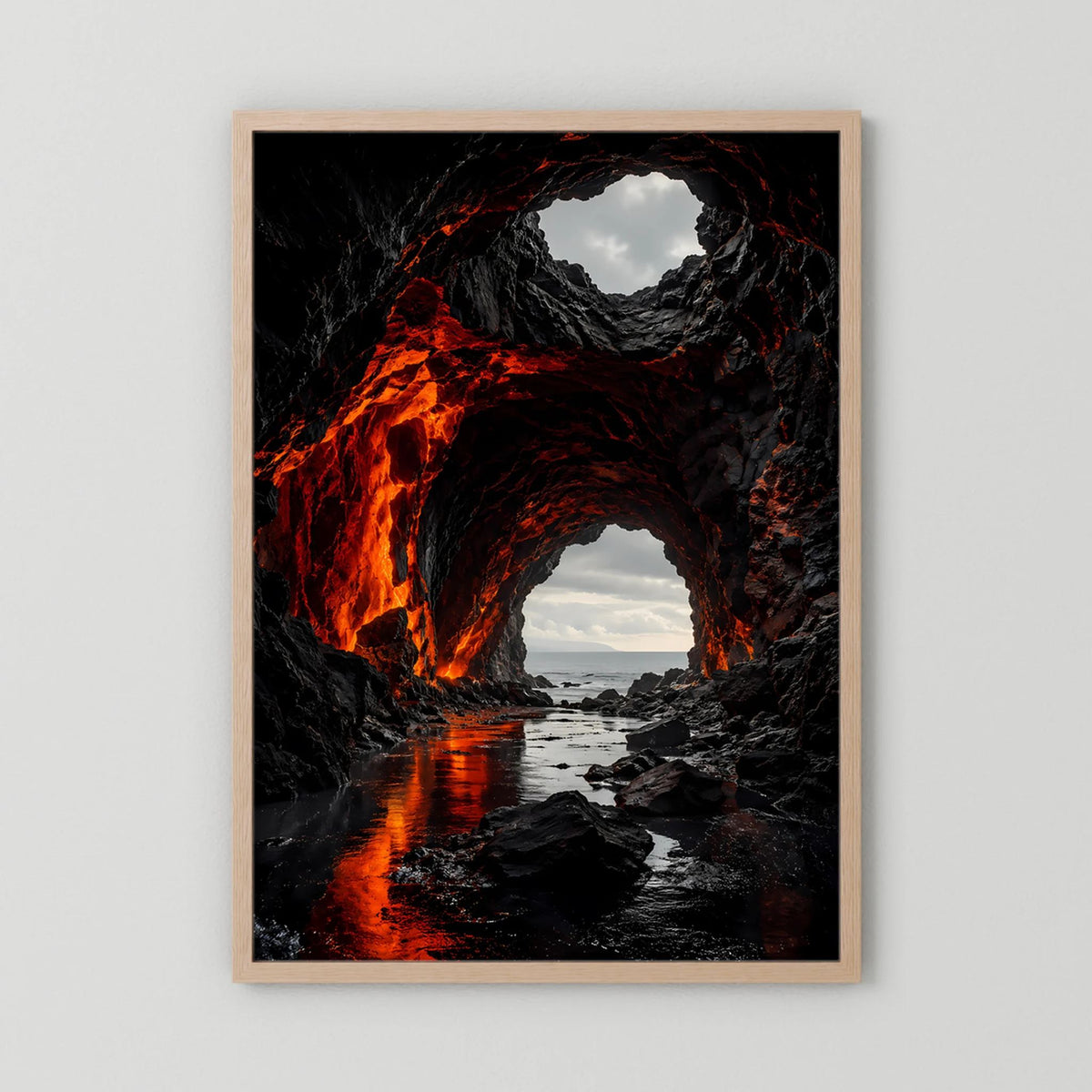Poster im Hochformat mit hellem Holzrahmen: Lavahöhle mit glühender roter Lava