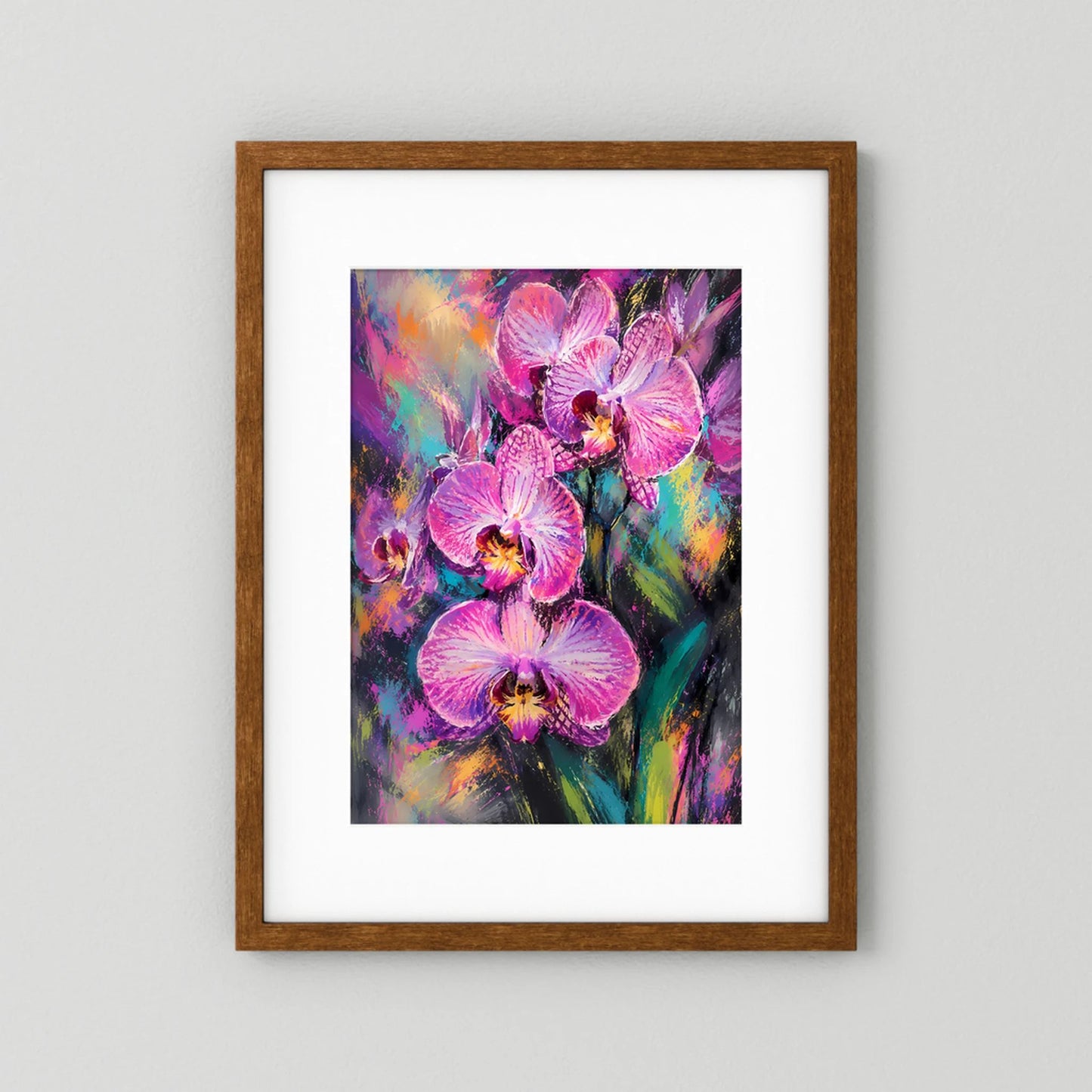 Hochformatiges Kunstposter mit abstrakten Orchideen in Pink und Violett, brauner Holzrahmen