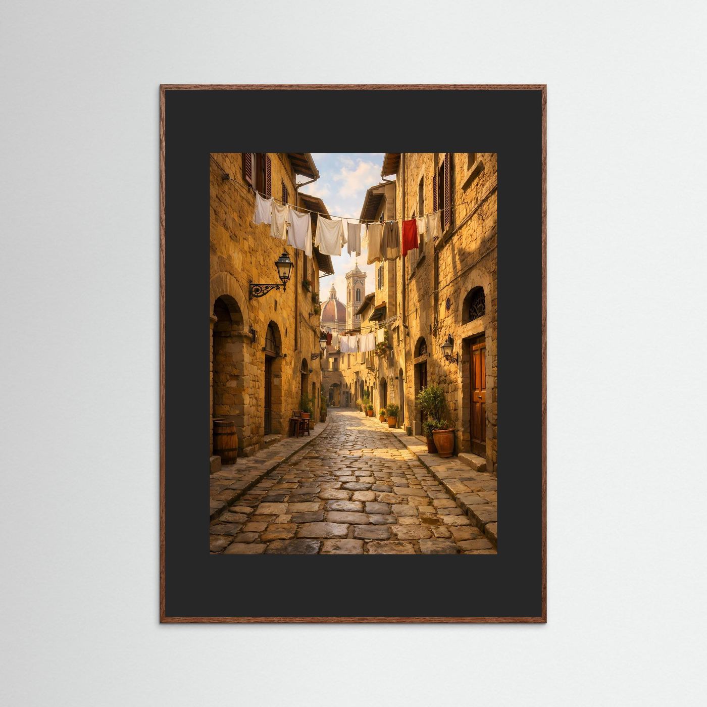 Wandbild Foto einer Kopfsteinpflastergasse in Altstadt, dunkles Passepartout, brauner Holzrahmen