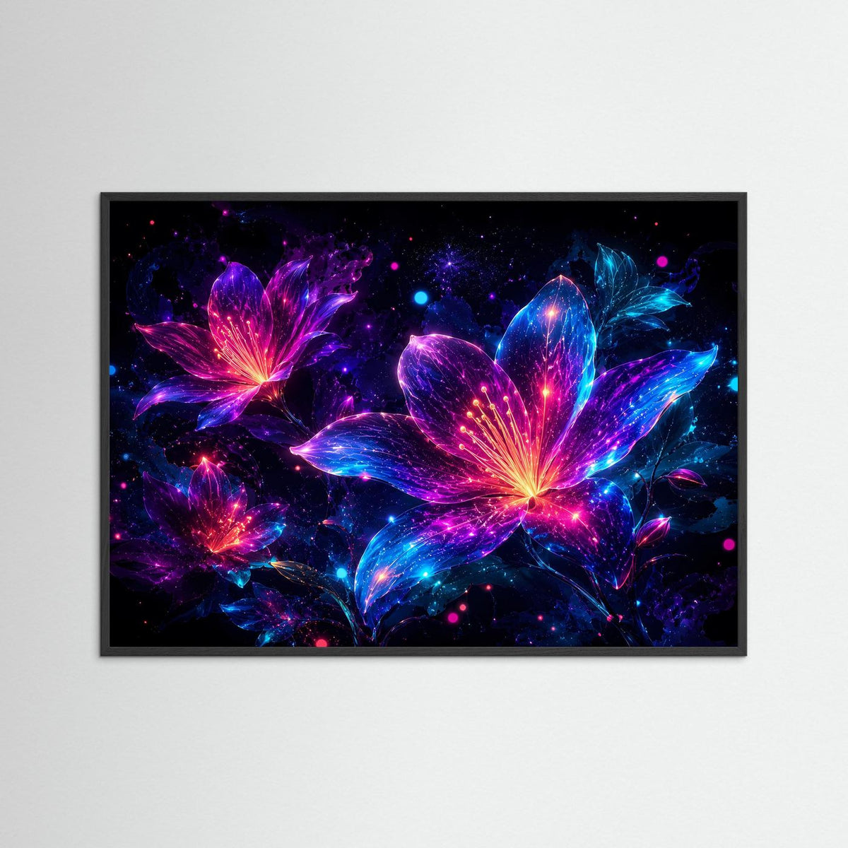 Neon-Blumenwandbild mit leuchtenden Lilien in Pink, Violett und Blau, schwarzer Rahmen