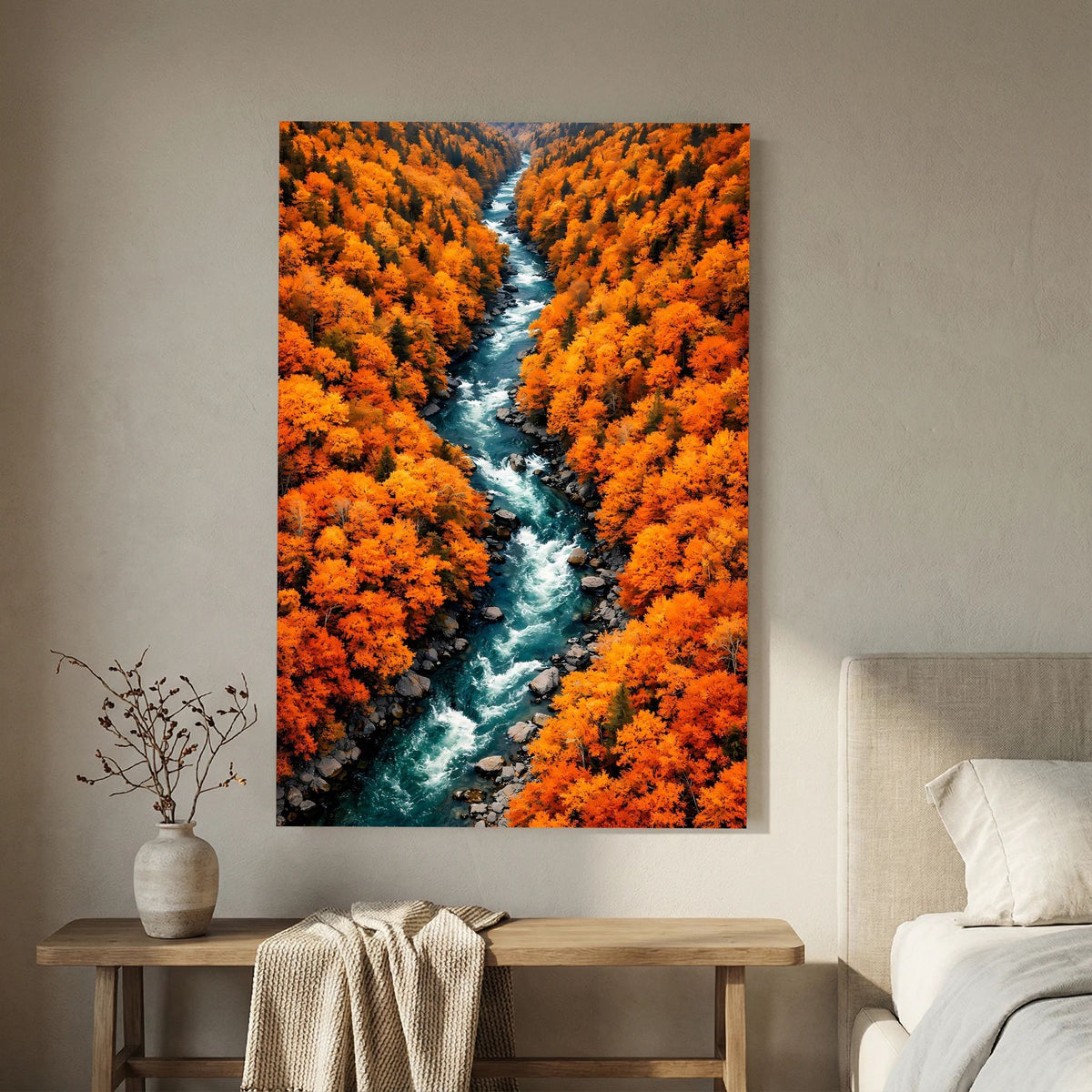 Hochformatiger Druck mit Flusslauf im Herbstwald, umgeben von orangegelben Baumkronen