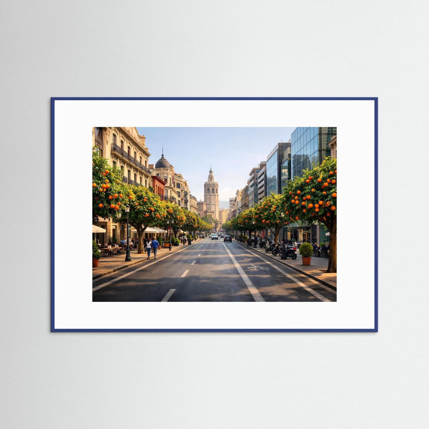 Wandbild mit Stadtstraße, Orangenbäumen und historischer Architektur, im blau eingefassten Rahmen