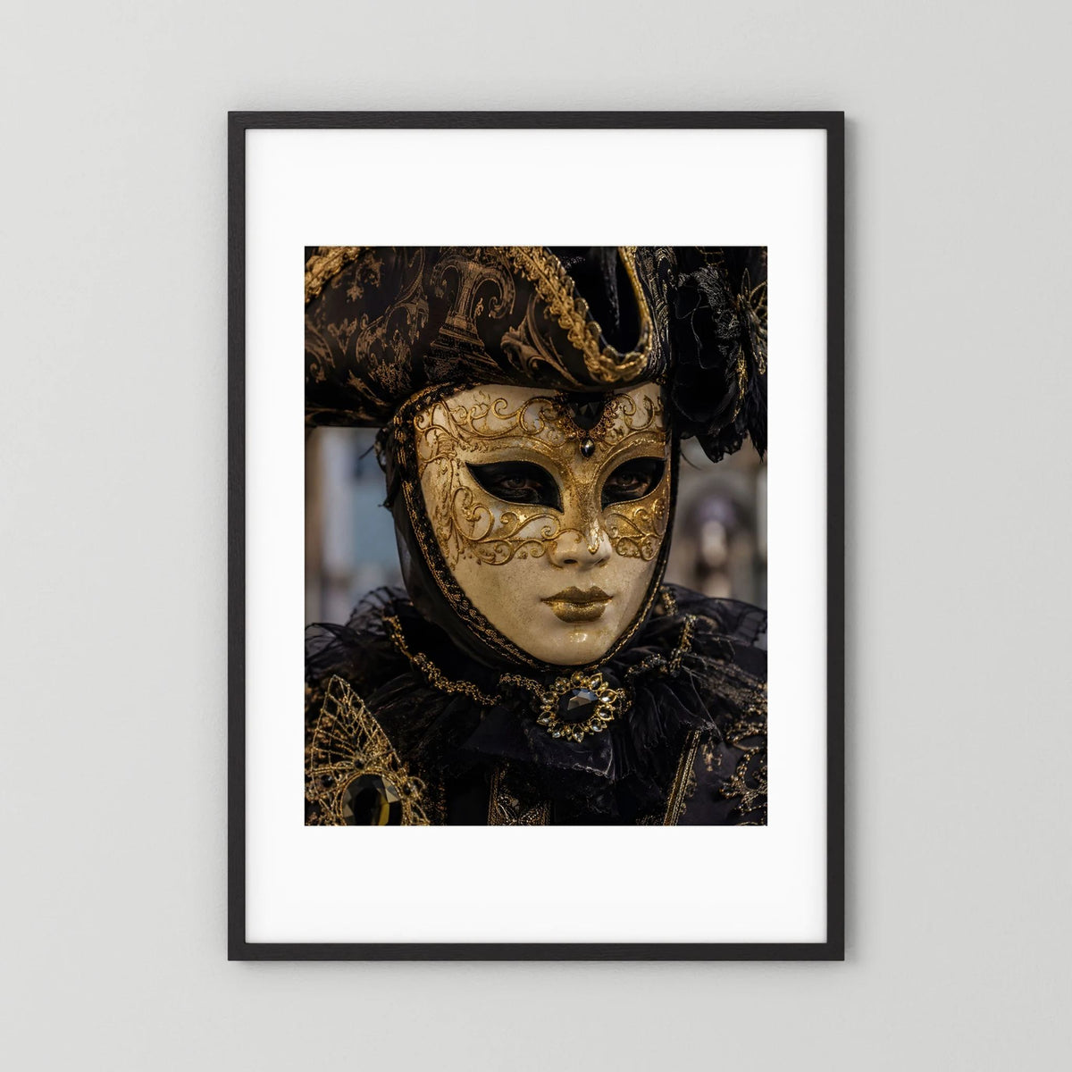 Poster im Hochformat mit venezianischer Maske in Schwarz und Gold im schwarzen Rahmen