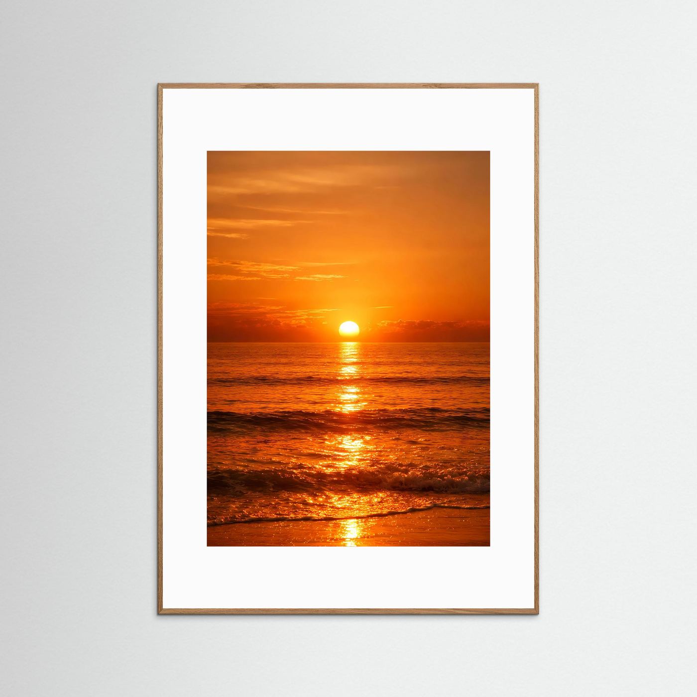 Ozean-Poster im Sonnenuntergang, goldenes Meer mit Sonne, hellbraunes Holzrahmen