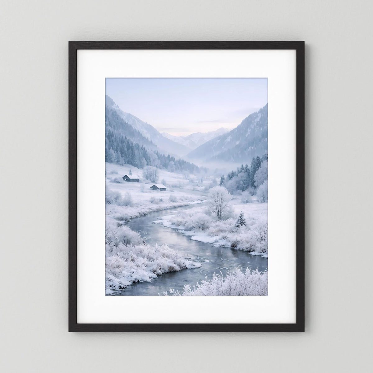 Winterliches Poster im schwarzen Rahmen mit verschneitem Alpenfluss, Hochformat