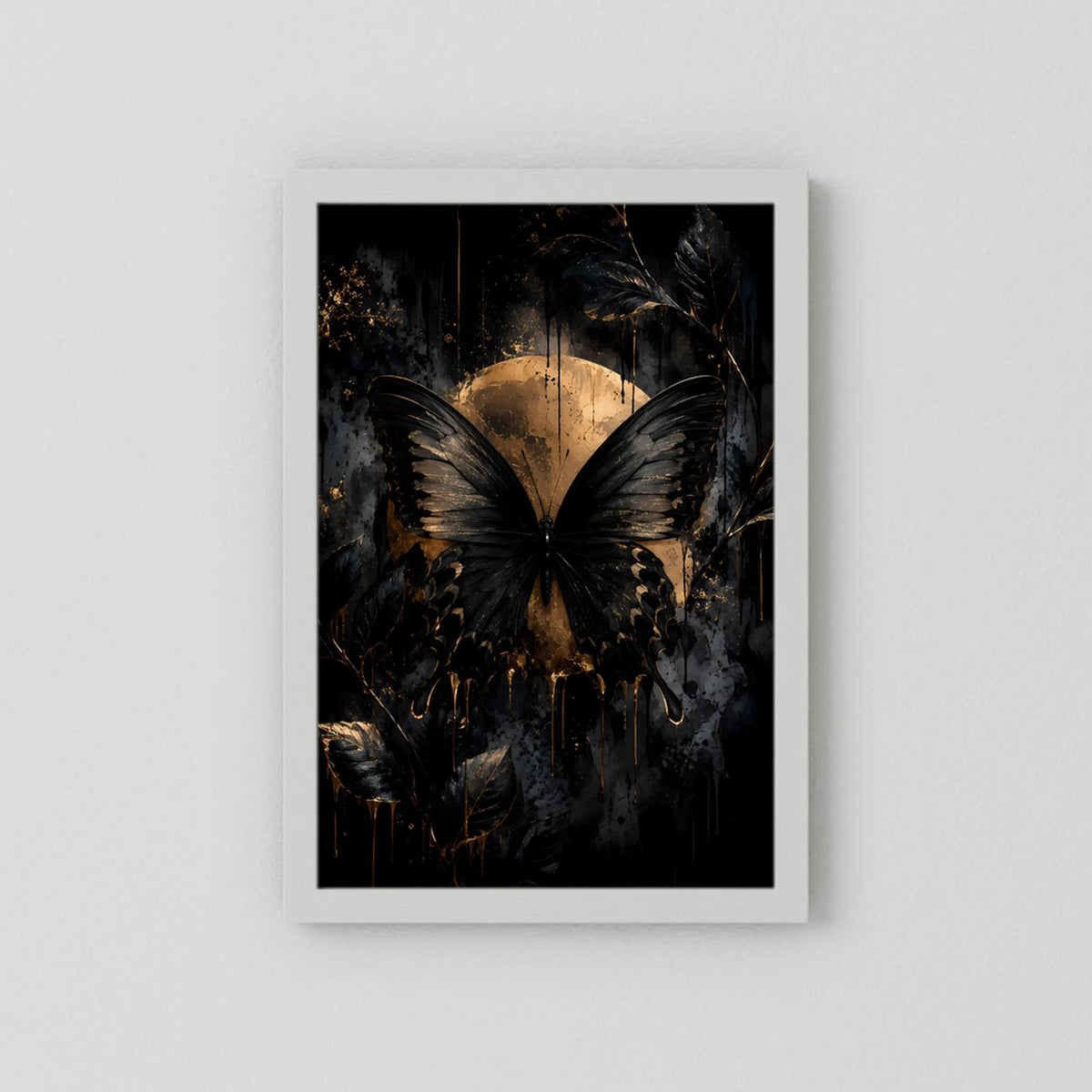 Hochformat-Poster mit schwarzem Schmetterling und goldener Sonne, weiß gerahmt
