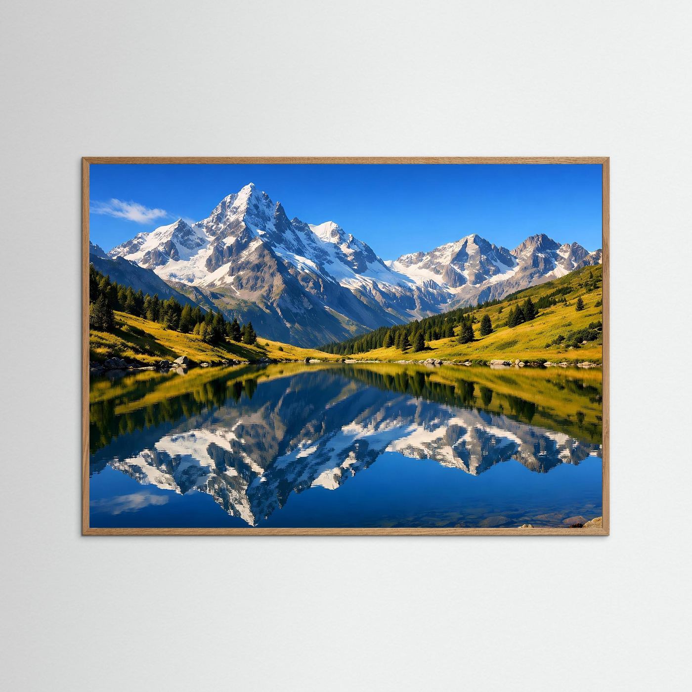 Panoramaposter mit Alpen und Spiegelsee, brauner Holzrahmen