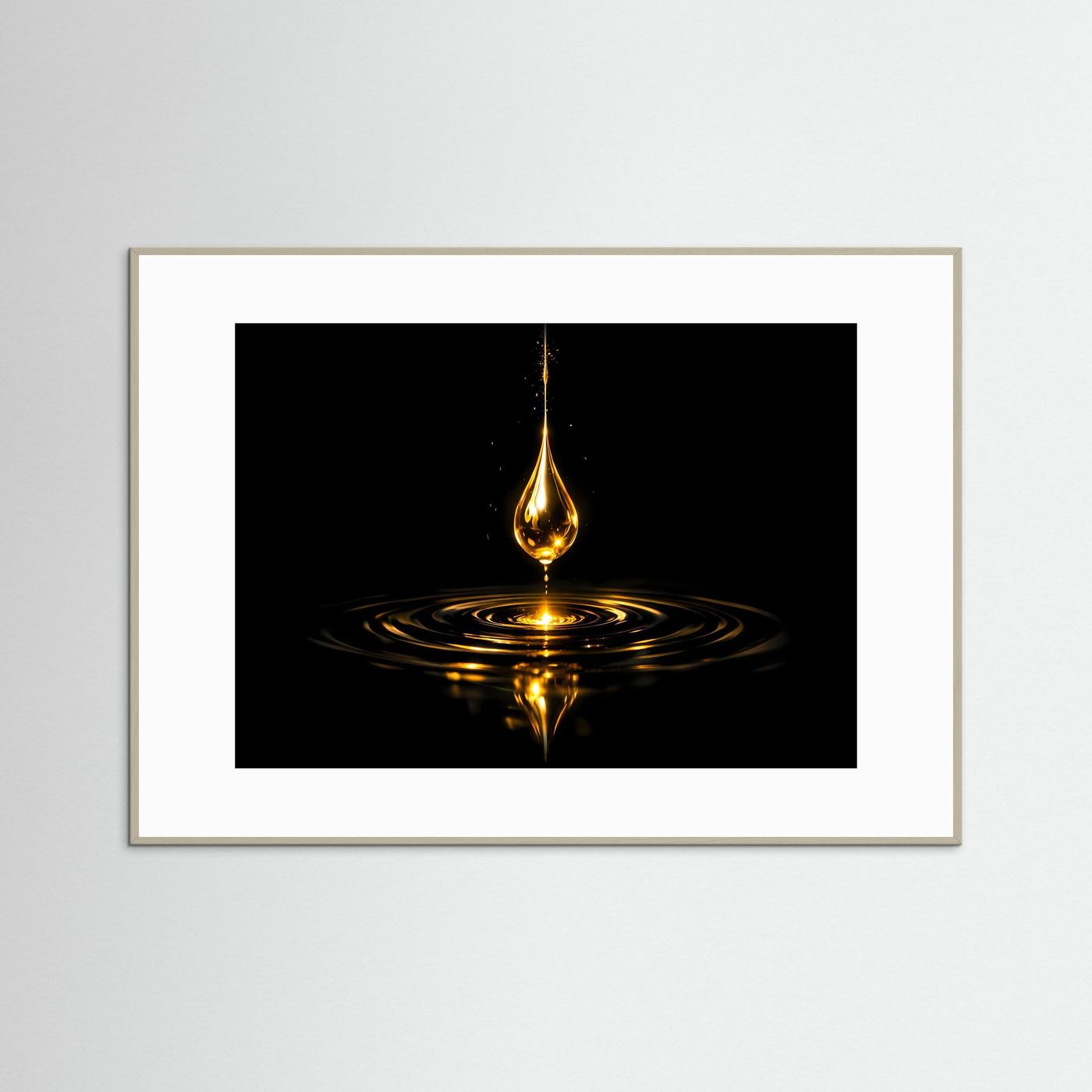 Gerahmtes Poster mit goldenen Wassertropfen im Detail, dunkler Bildhintergrund