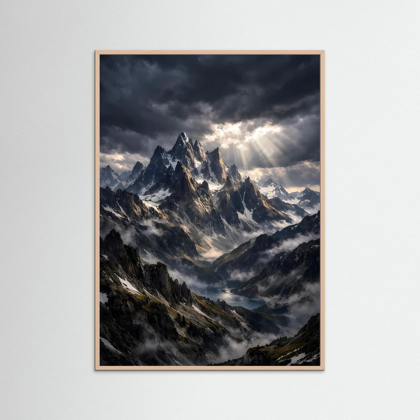 Bergsee-Wandposter im Hochformat, gerahmt mit hellbraunem Holzrahmen