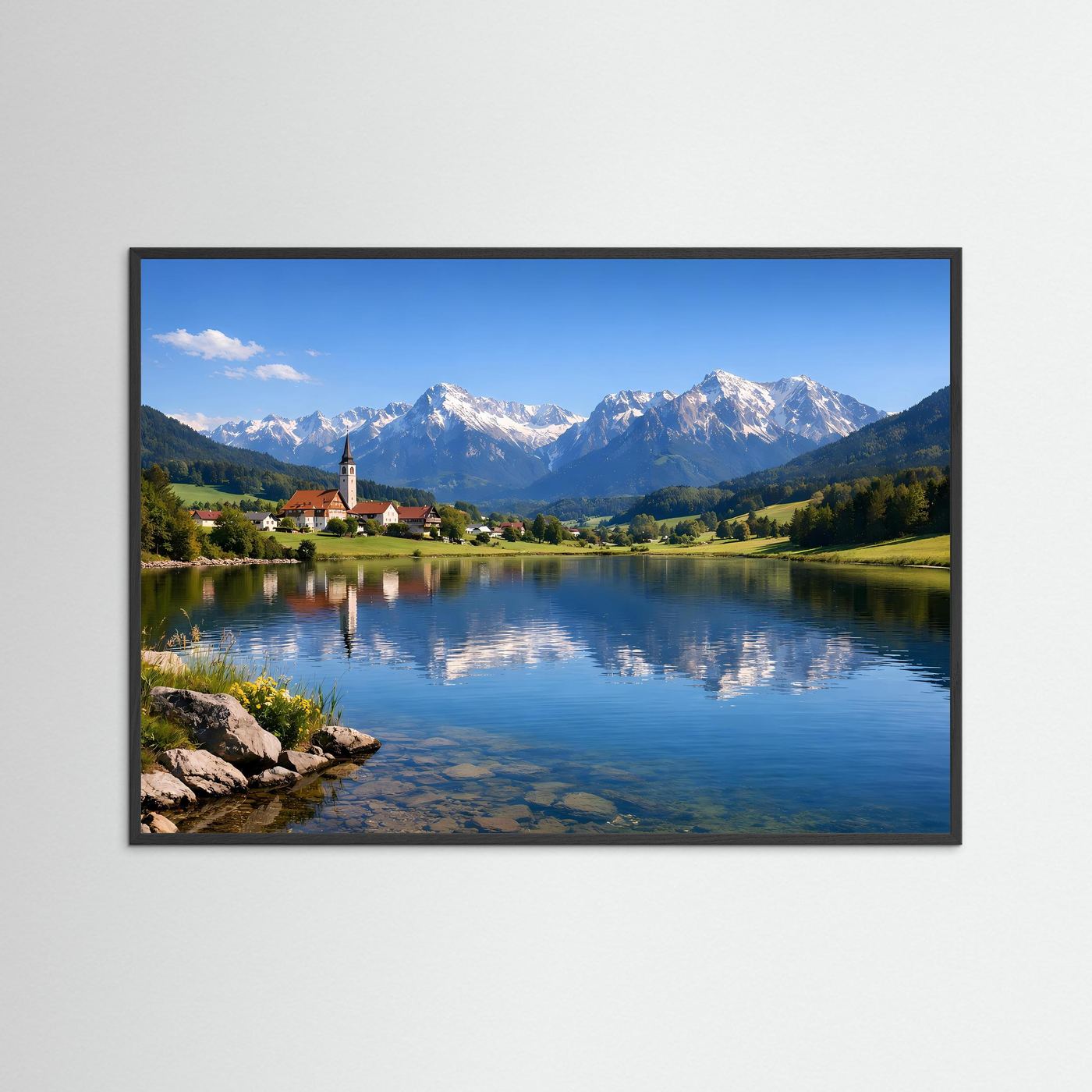 Alpensee-Poster im schwarzen Rahmen, Dorf am Ufer und reflektierender Bergblick