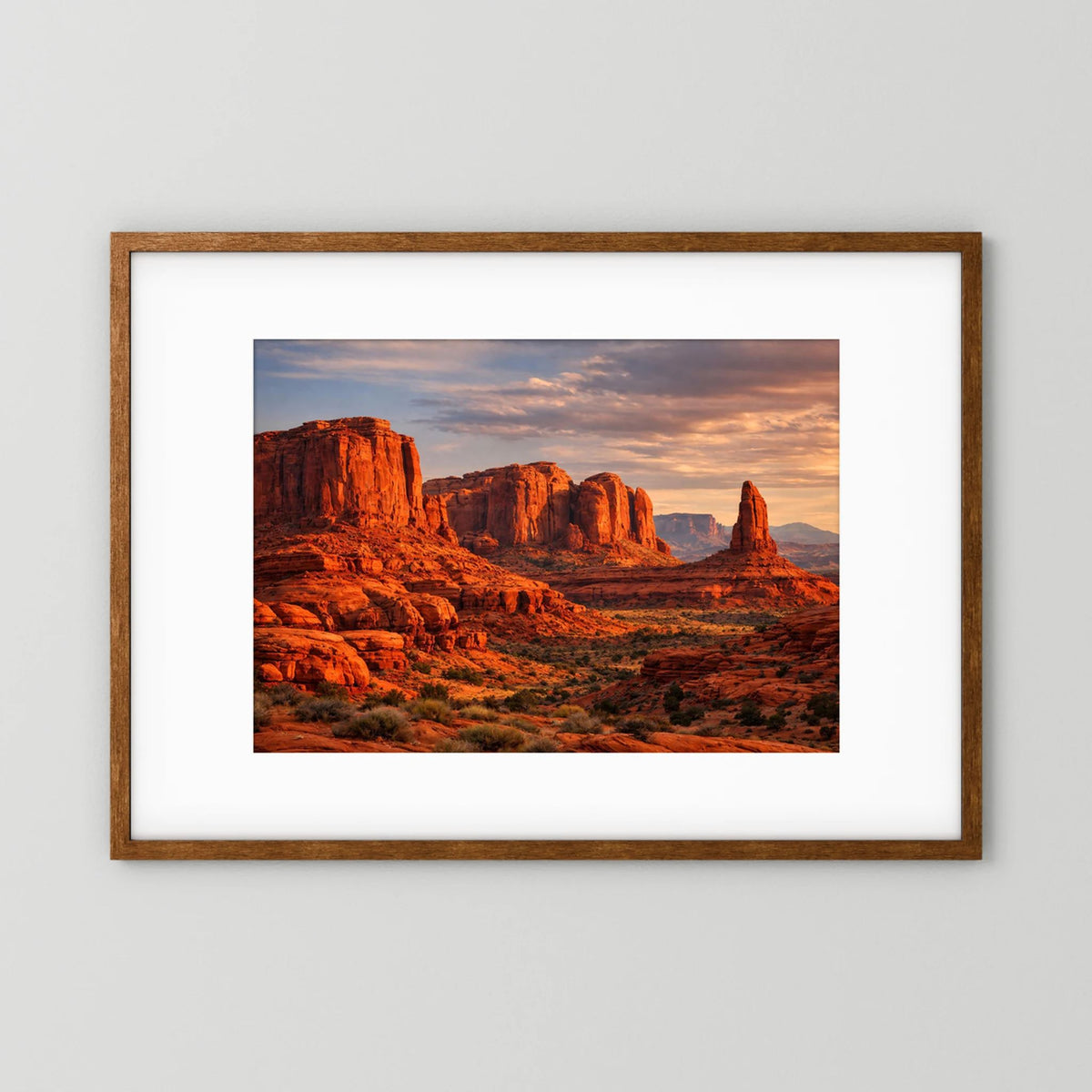 Wandbild mit roter Canyonlandschaft im Abendhimmel, brauner Holzrahmen, Querformat.