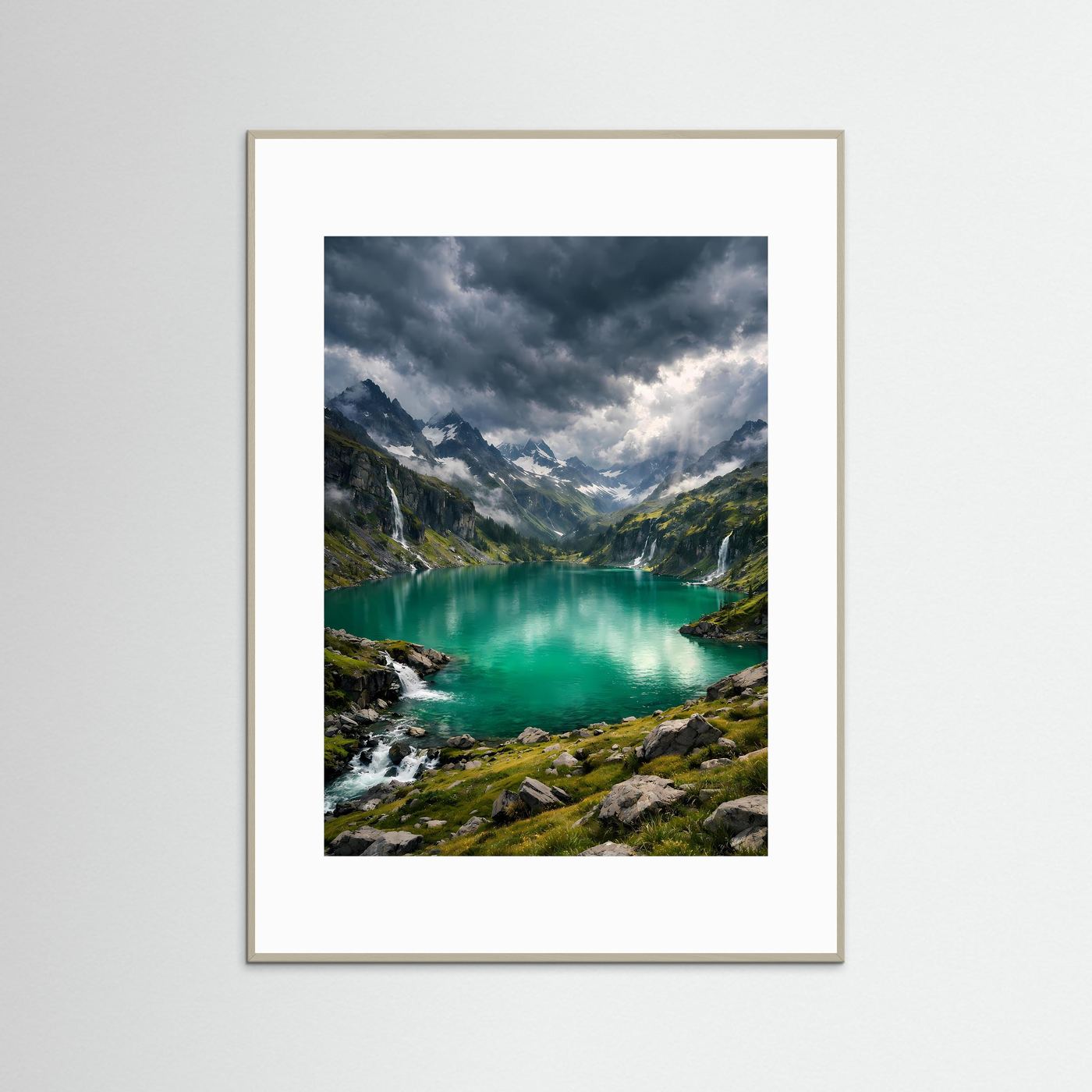 Bergsee-Poster mit grauem Rahmen: türkisfarbener See, Berge und dramatischer Wolkenhimmel