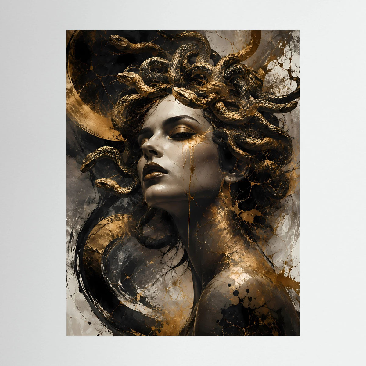 Nahaufnahme des Poster-Motivs: Medusa-Frau mit goldenen Schlangenhaar, schwarzer Rahmen.