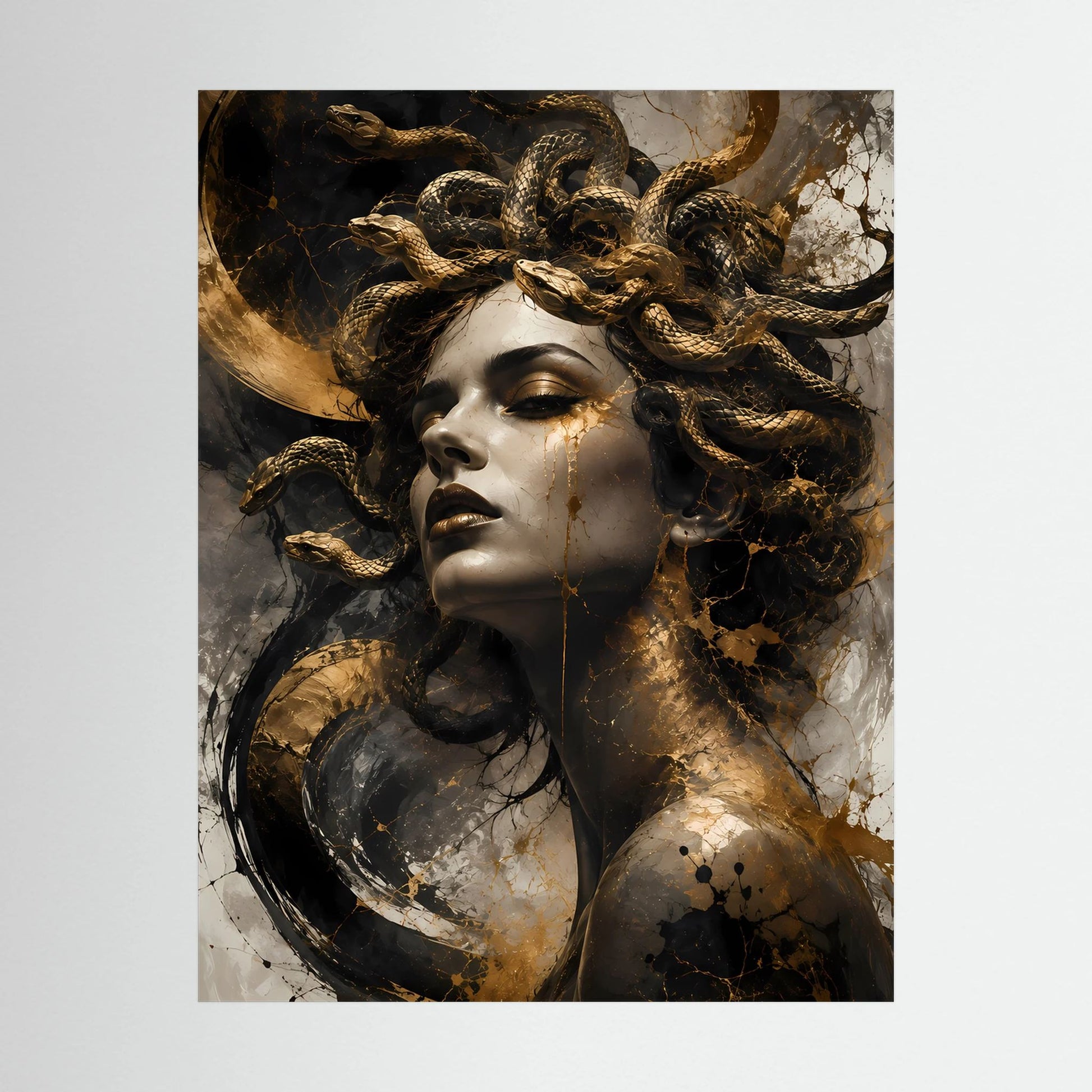 Nahaufnahme des Poster-Motivs: Medusa-Frau mit goldenen Schlangenhaar, schwarzer Rahmen.