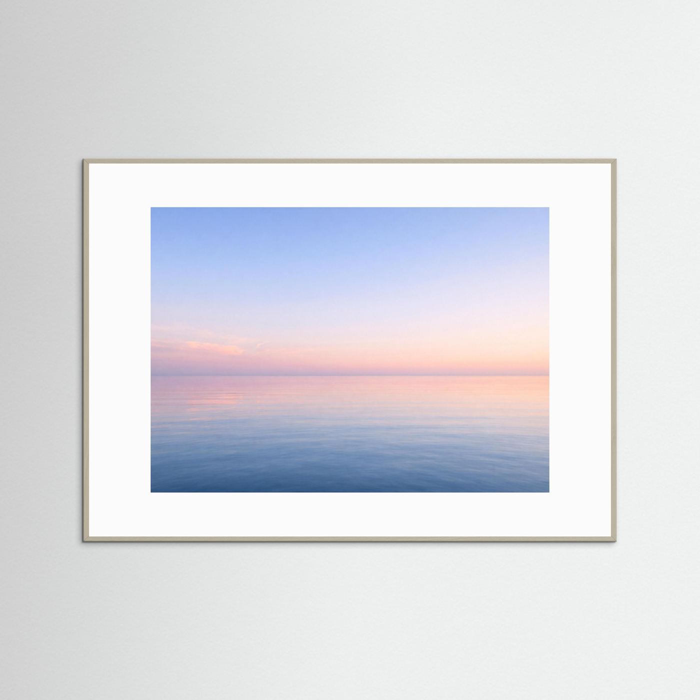 Poster Querformat mit Sonnenuntergang am Meer, hellbrauner Rahmen und weißer Einfassung