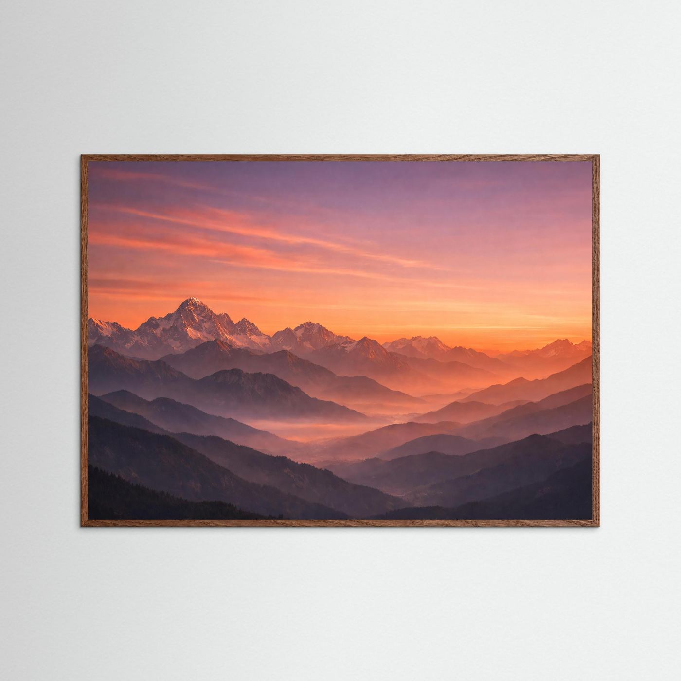 Poster in dunklem Holorahmen: Panorama der Alpenberge im orangefarbenen Sonnenuntergang