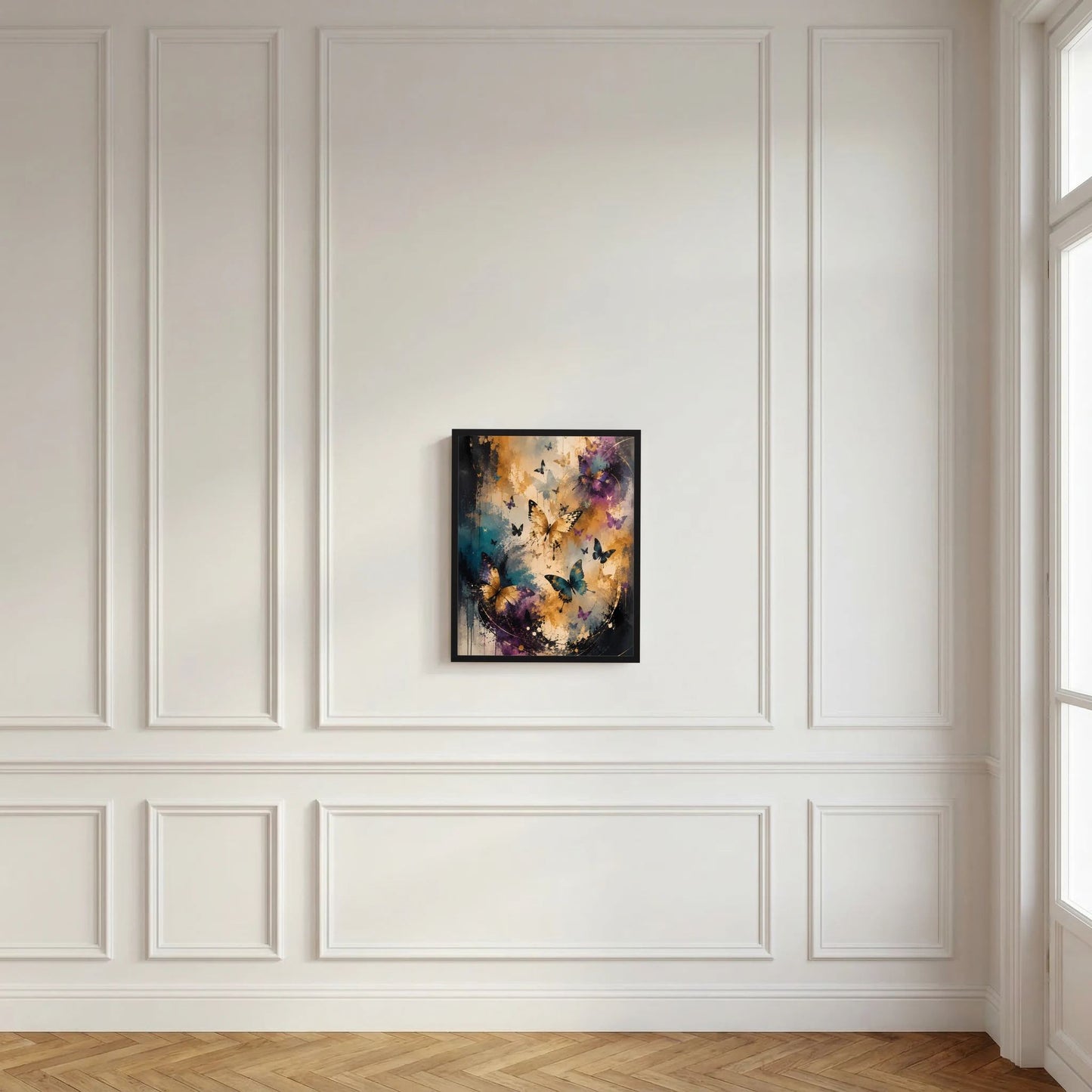 Gerahmtes Hochformat-Poster mit Schmetterlingen in Violett- und Türkistönen an weißer Wand