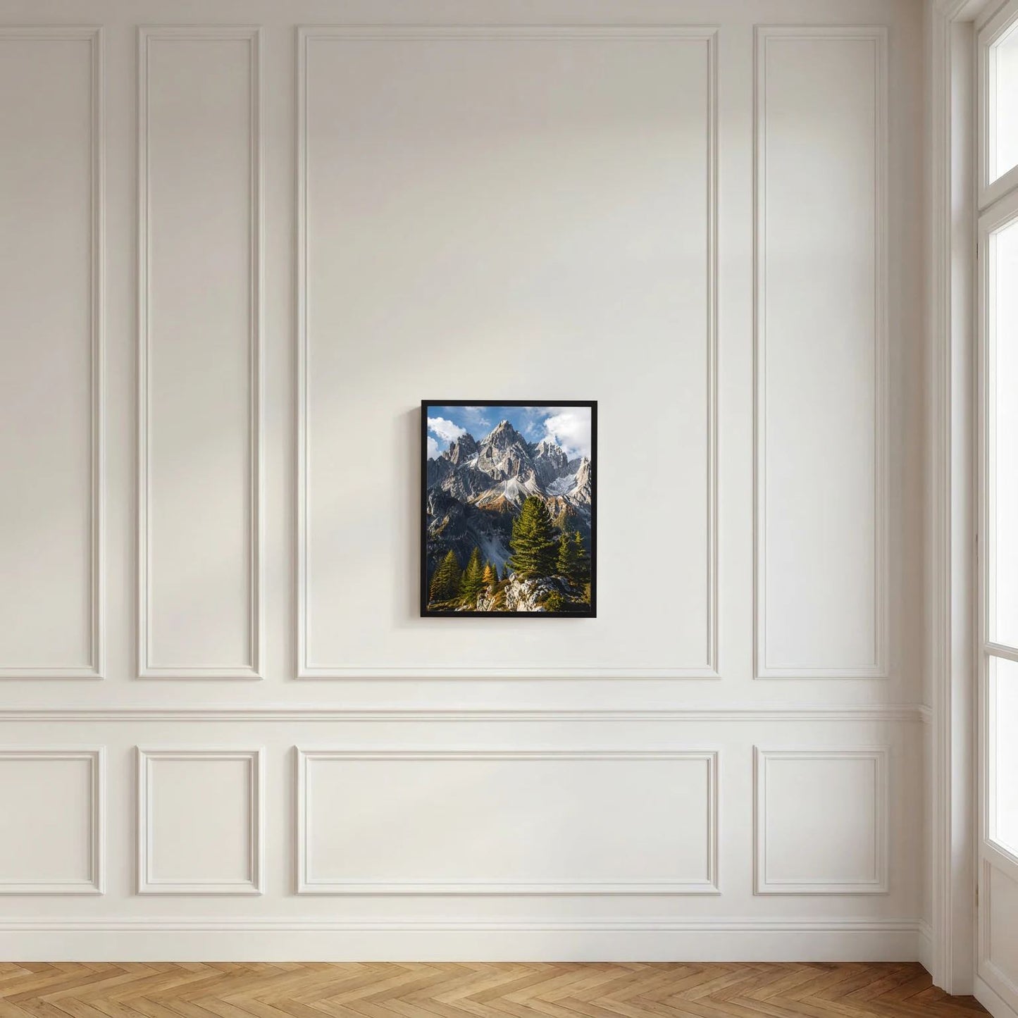 Poster mit Alpenbergspitzen und Tannenwald, schwarz gerahmt