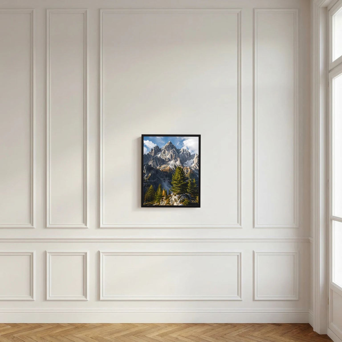 Poster mit Alpenbergspitzen und Tannenwald, schwarz gerahmt
