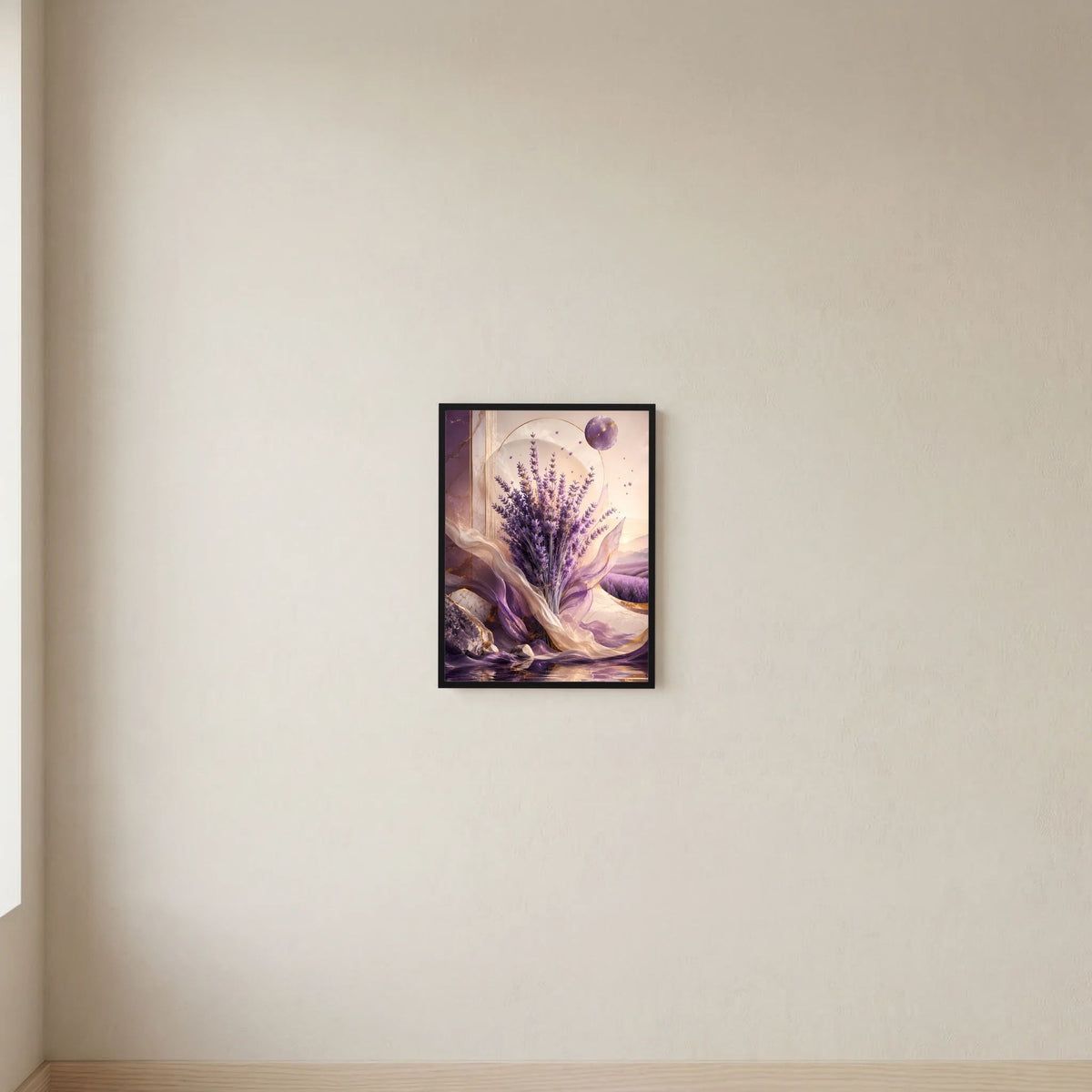 Hochformat-Poster: violetter Lavendelstrauß mit Lichteffekten, Pastellton und goldene Akzente, schwarz gerahmt
