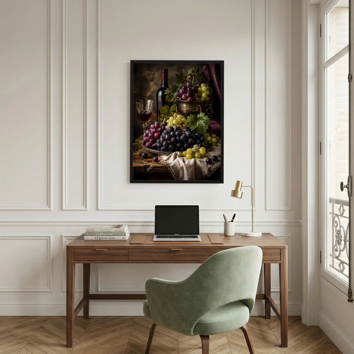 Hochformatiges Poster mit Weinflasche, Trauben und dunklem Glas im Stillleben-Look
