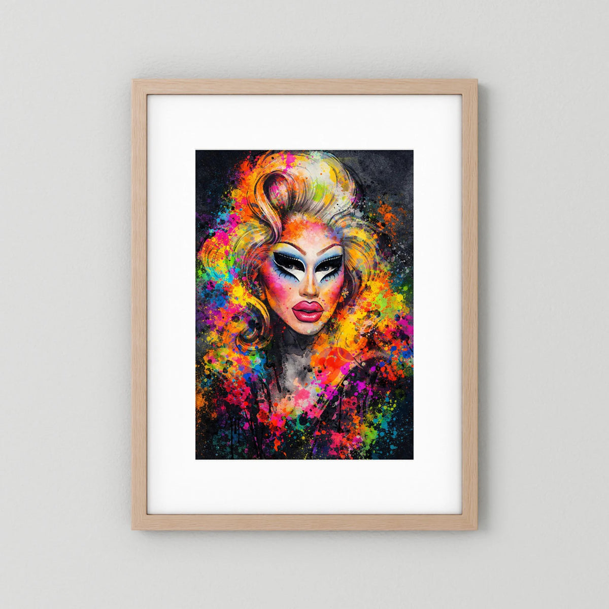 Wandbild mit abstraktem Drag-Queen-Porträt, bunt gesprenkelte Farben, hellbrauner Holzrahmen