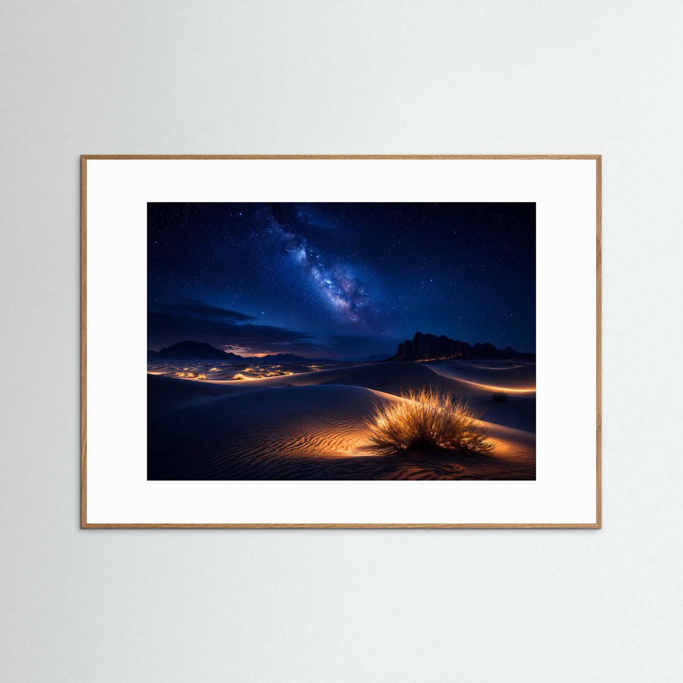 Wüste bei Nacht Poster Querformat | Sternenhimmel & Milchstraße Wandbild | Moderne Wüstenlandschaft mit Sanddünen