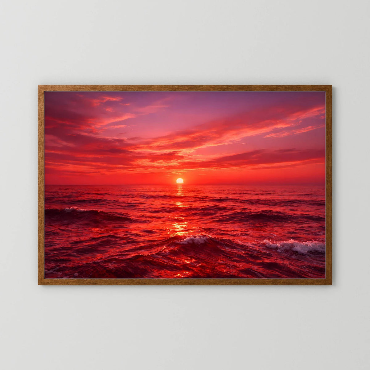 Querformatiges Wandbild mit Sonnenuntergang über dem Meer in braunem Holzrahmen