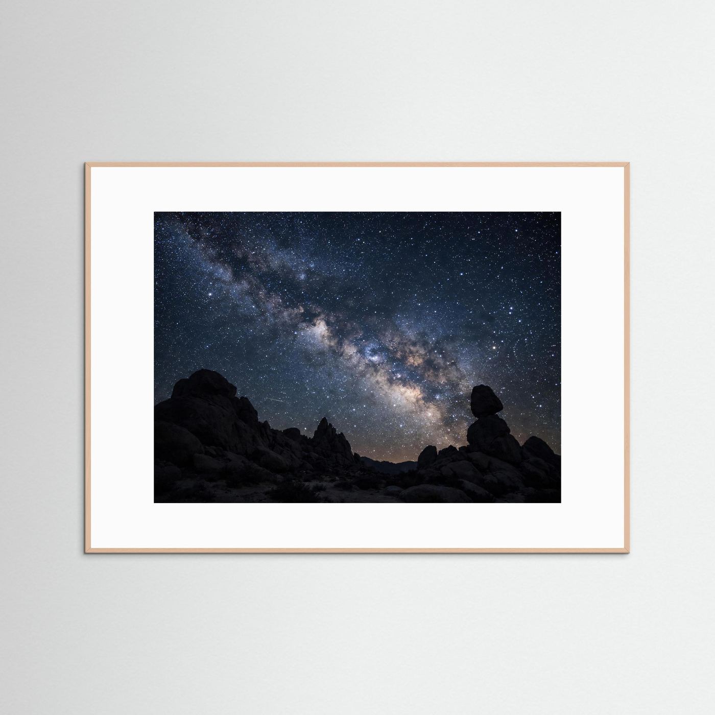 Wandbild mit beigem Holzrahmen und weißem Innenrand