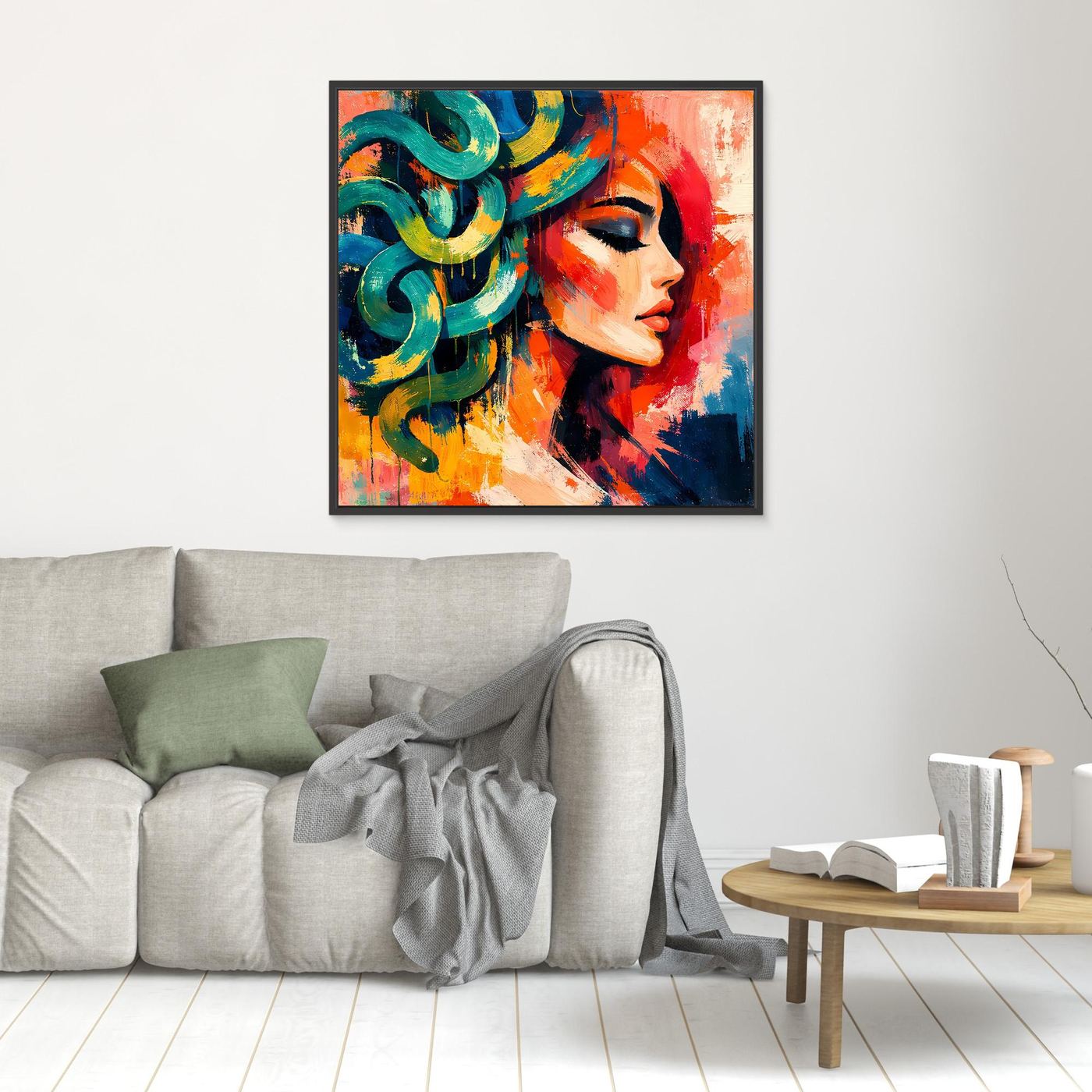 Wandbild mit abstraktem Medusa-Porträt in Rot, Grün und Blau neben Beistelltisch