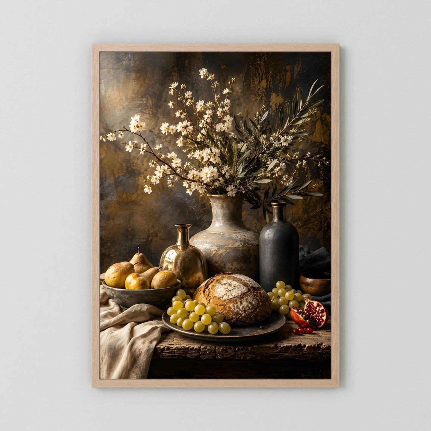 Kunstposter mit beigem Holzrahmen: Vase mit Blüten, Trauben und Brot auf Platte