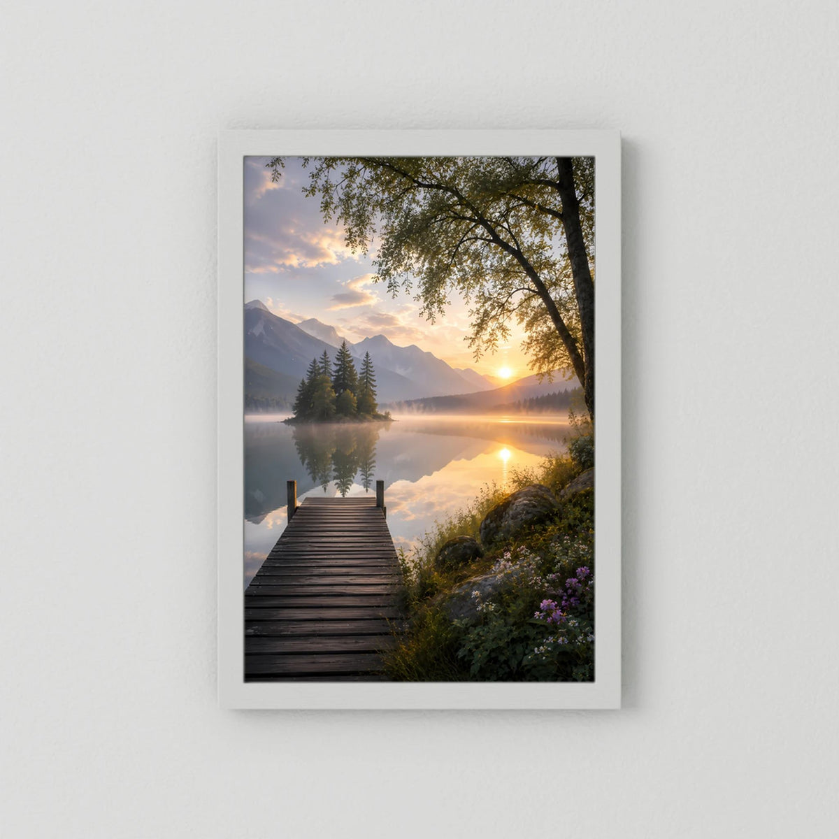 Bergsee mit Holzsteg | Sonnenuntergang in ruhiger Berglandschaft | Poster Hochformat