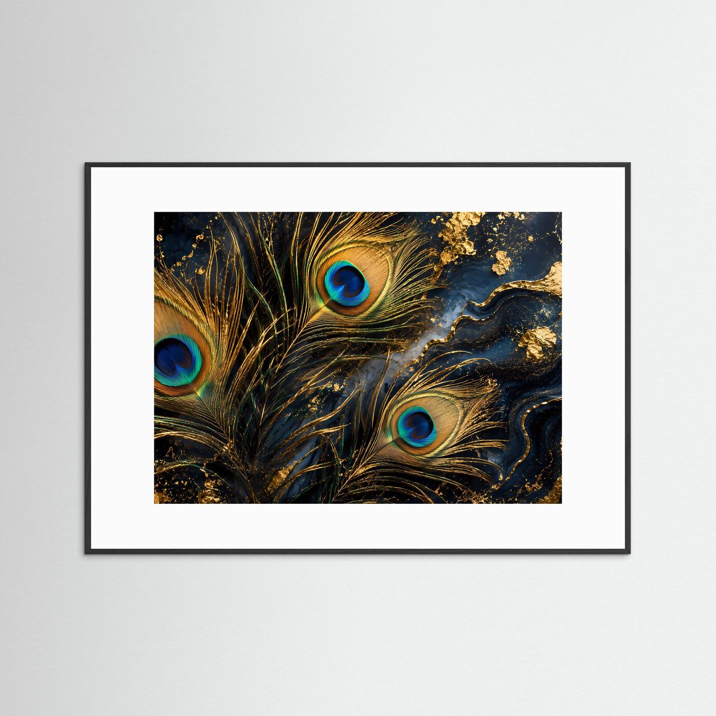 Wandbild mit Pfauenfeder-Motiv, blaue Augen und Gold-Details, im schwarz-weißem Rahmen