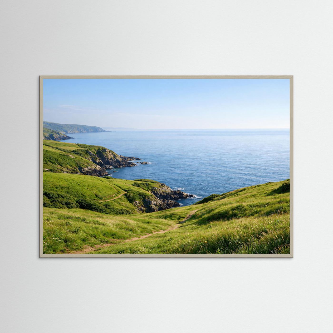 Naturposter im Querformat mit Küstenlandschaft, hellbrauner Rahmen: grüne Klippen am Meer