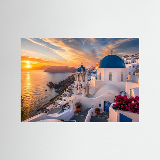 Poster mit weißer Kirche und blauer Kuppel in Santorini bei Sonnenuntergang am Meer